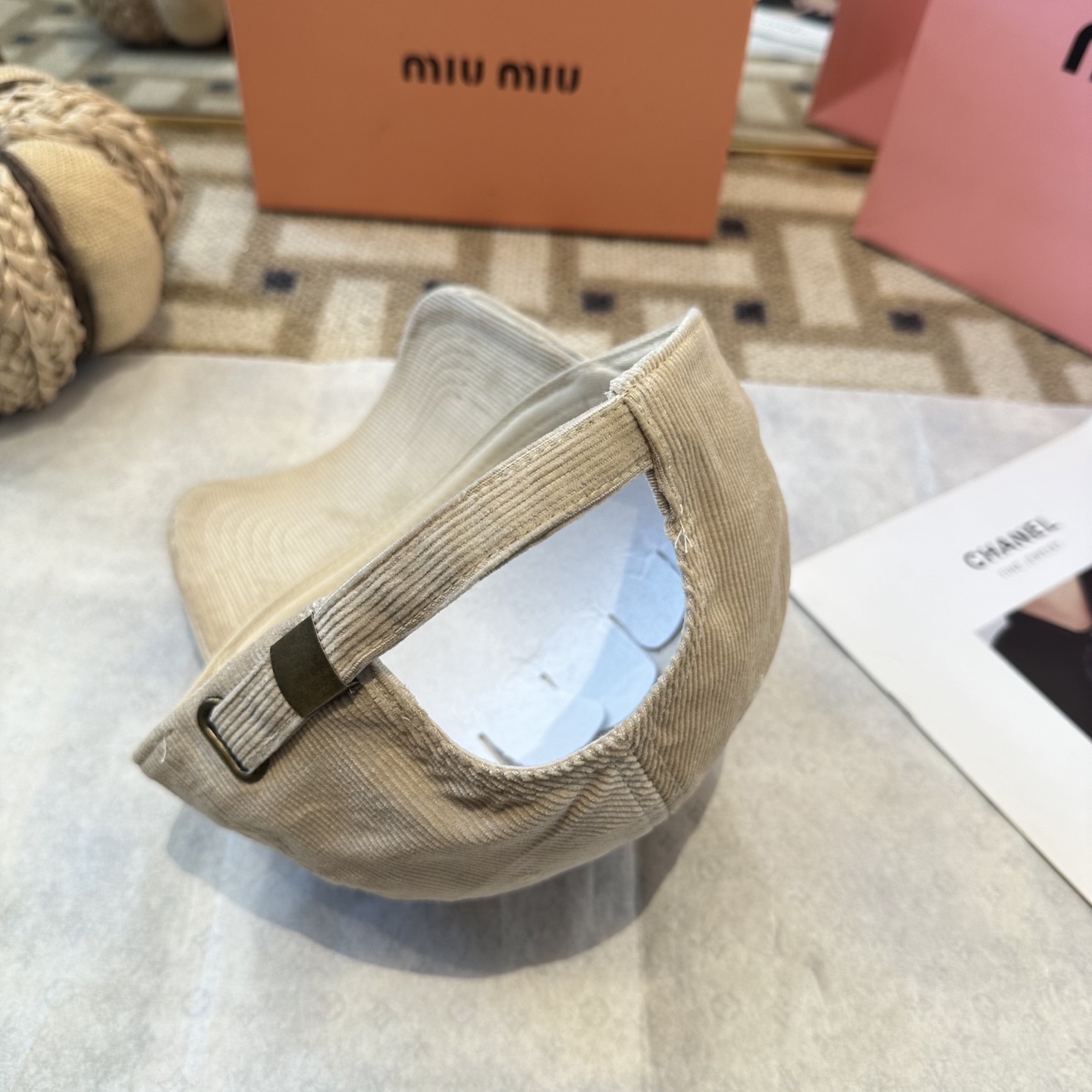 MiuMiu新款棒球帽帽子的版型很好，不管怎么搭配都好看，秋冬look配饰😎