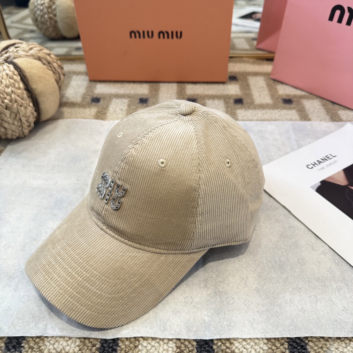 MiuMiu新款棒球帽帽子的版型很好，不管怎么搭配都好看，秋冬look配饰😎