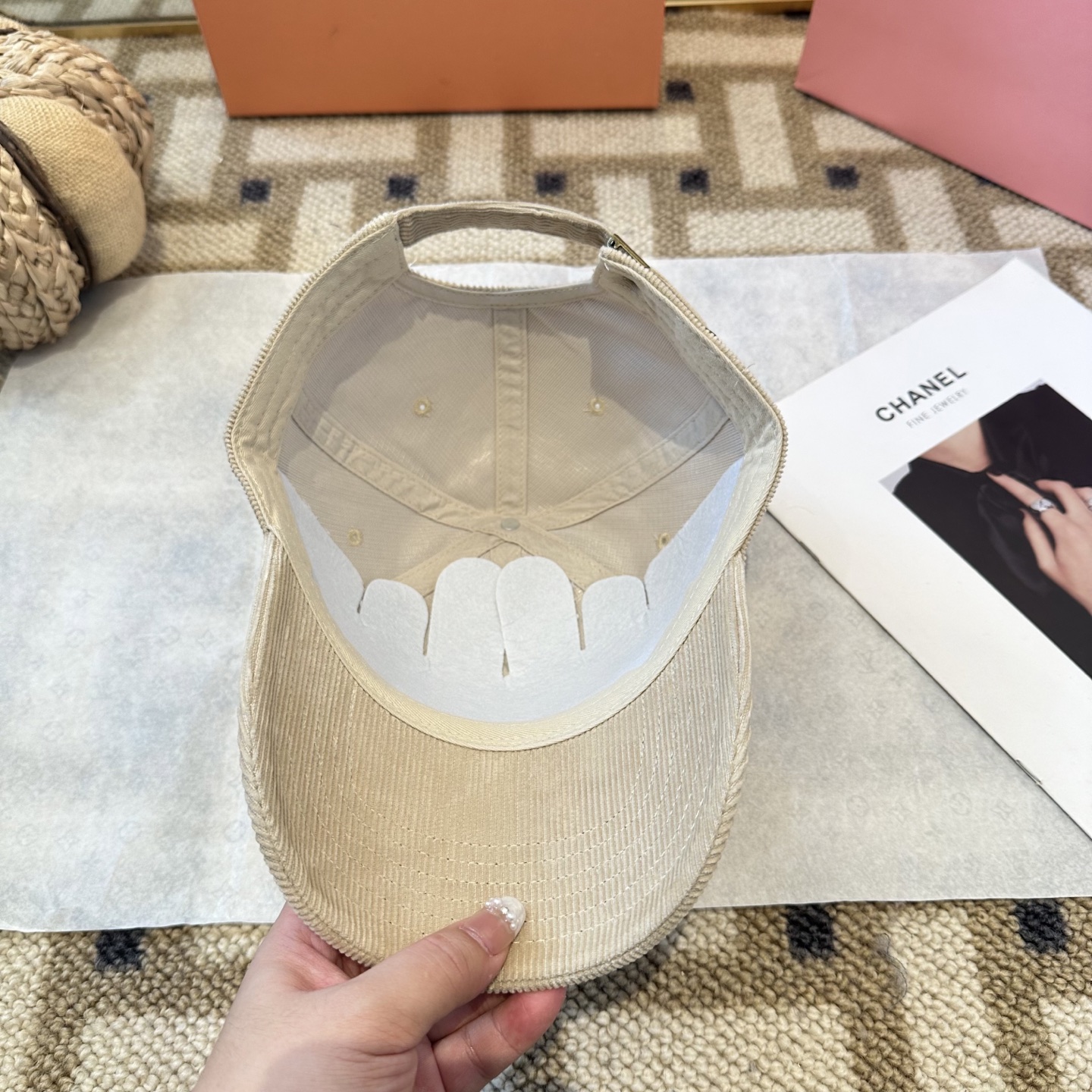 MiuMiu新款棒球帽帽子的版型很好，不管怎么搭配都好看，秋冬look配饰😎