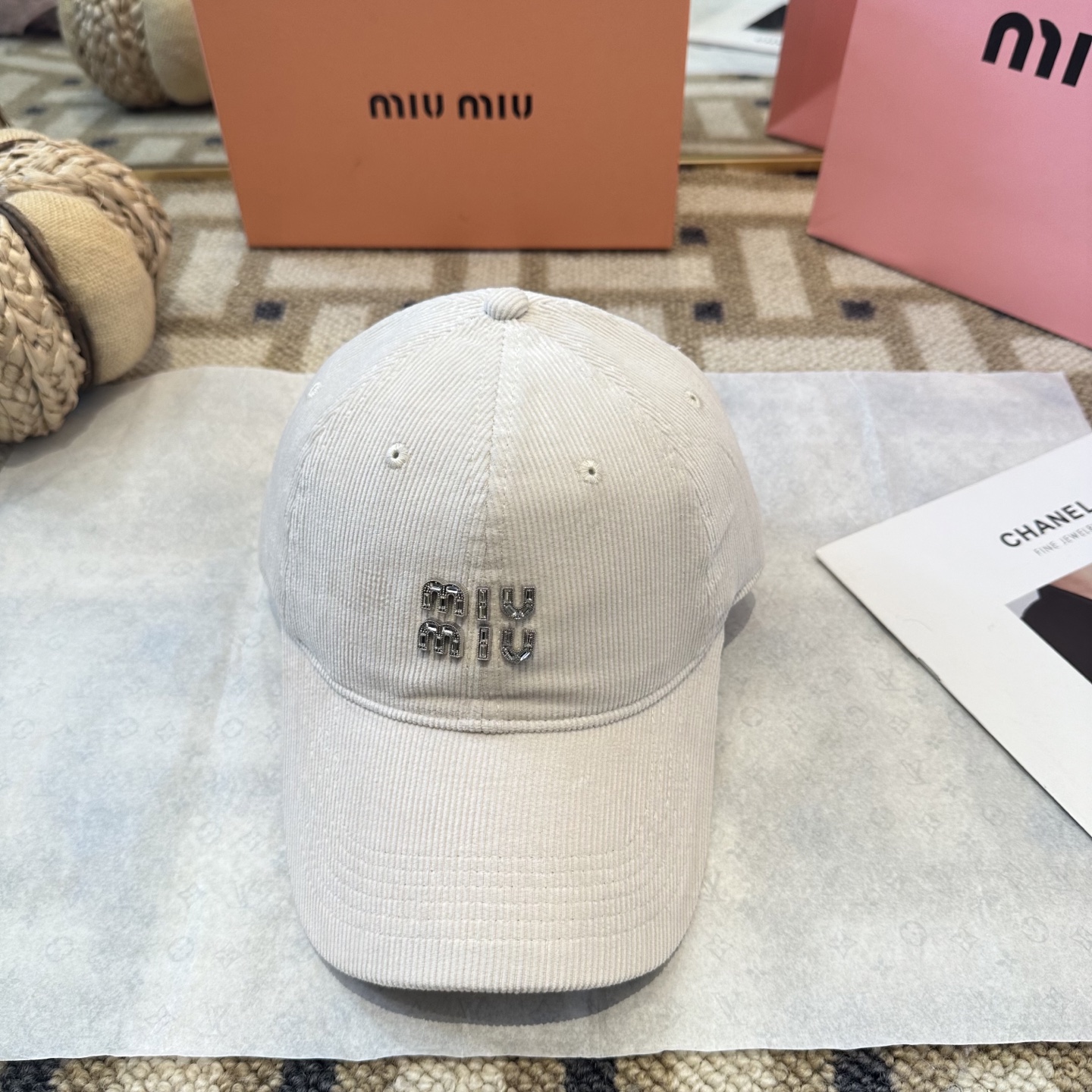 MiuMiu新款棒球帽帽子的版型很好，不管怎么搭配都好看，秋冬look配饰😎