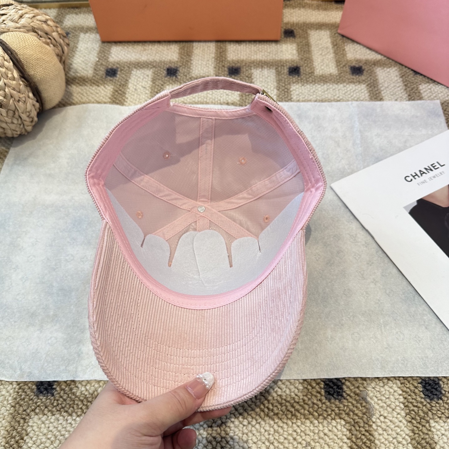 MiuMiu新款棒球帽帽子的版型很好，不管怎么搭配都好看，秋冬look配饰😎