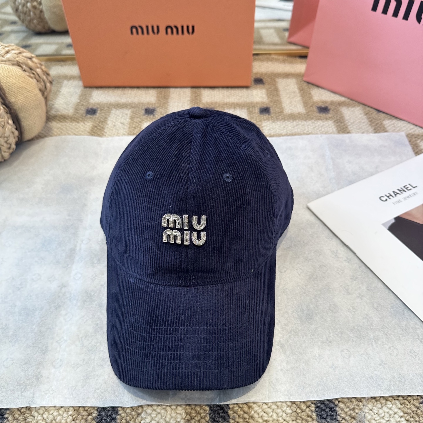 MiuMiu新款棒球帽帽子的版型很好，不管怎么搭配都好看，秋冬look配饰😎