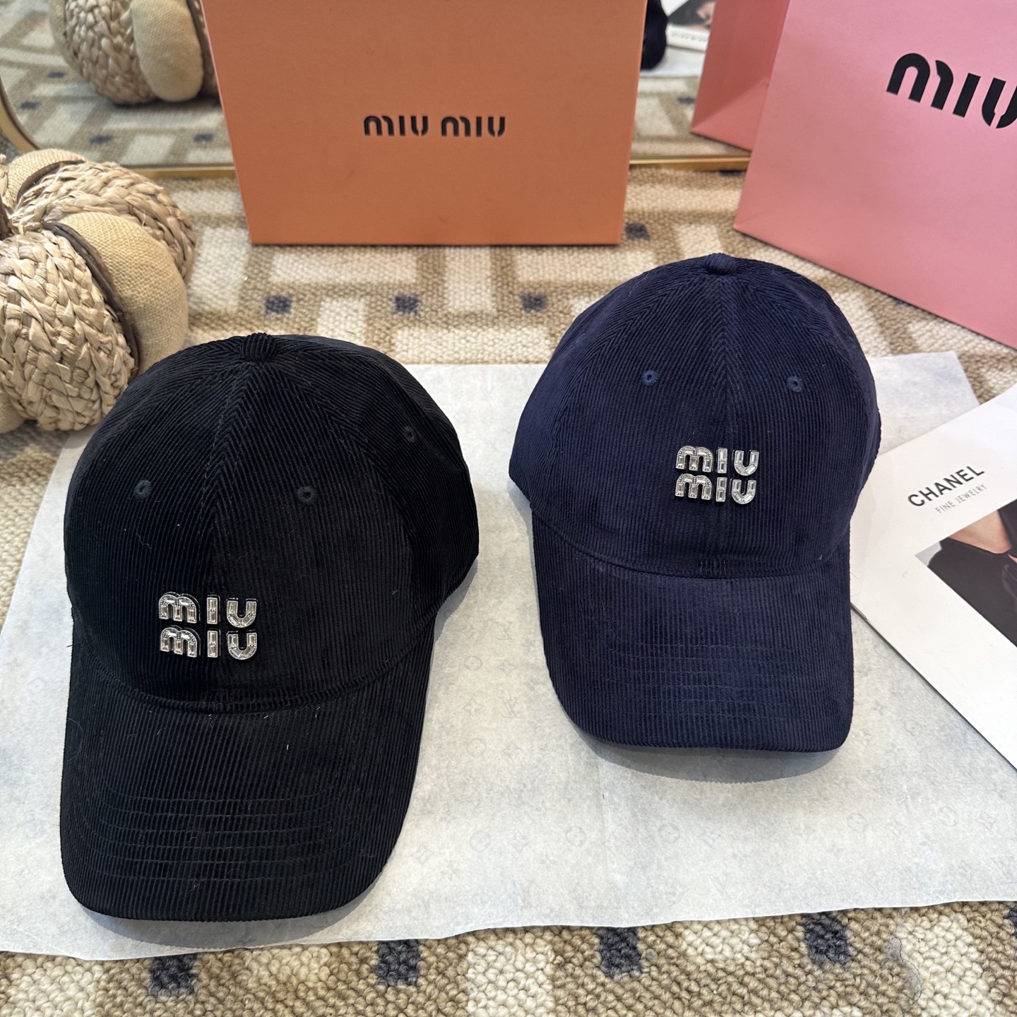 MiuMiu新款棒球帽帽子的版型很好，不管怎么搭配都好看，秋冬look配饰😎
