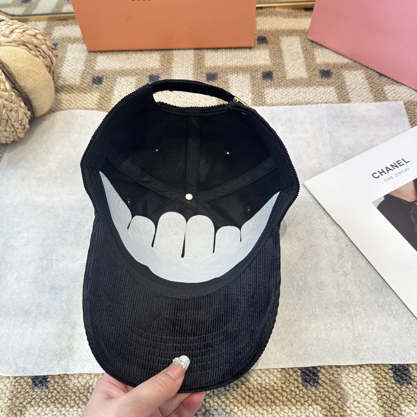 MiuMiu新款棒球帽帽子的版型很好，不管怎么搭配都好看，秋冬look配饰😎