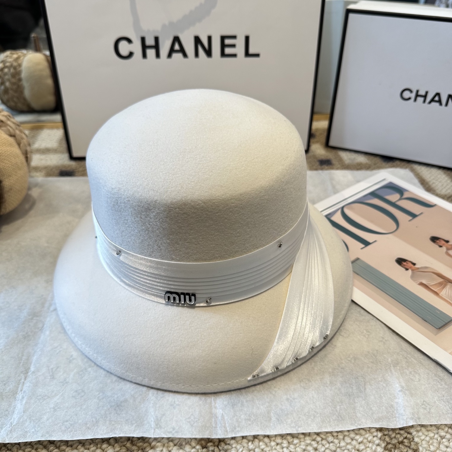 白色P120 🆕miumiu25秋冬新款 🔗法式复古羊毛礼帽 📸名媛范百搭拍照出片 📦黑色 白色 卡其色