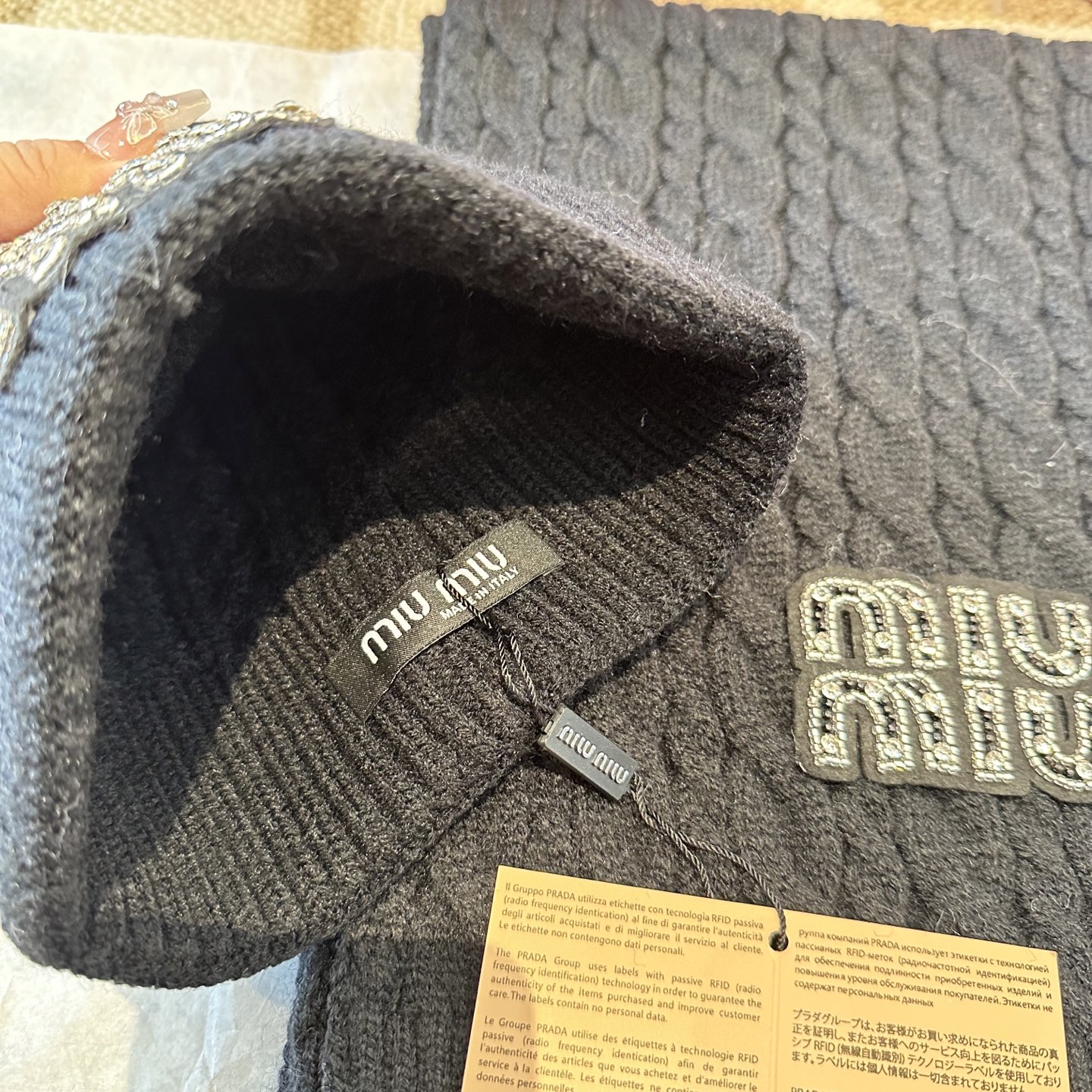 P128 miumiu
秋冬款羊毛针织毛线🧶套装
这款必定是极简主义的最爱
干净，利索，时尚百搭，绝对不挑脸型！
属于时尚经典的万年款！时尚黑白可以一起入！