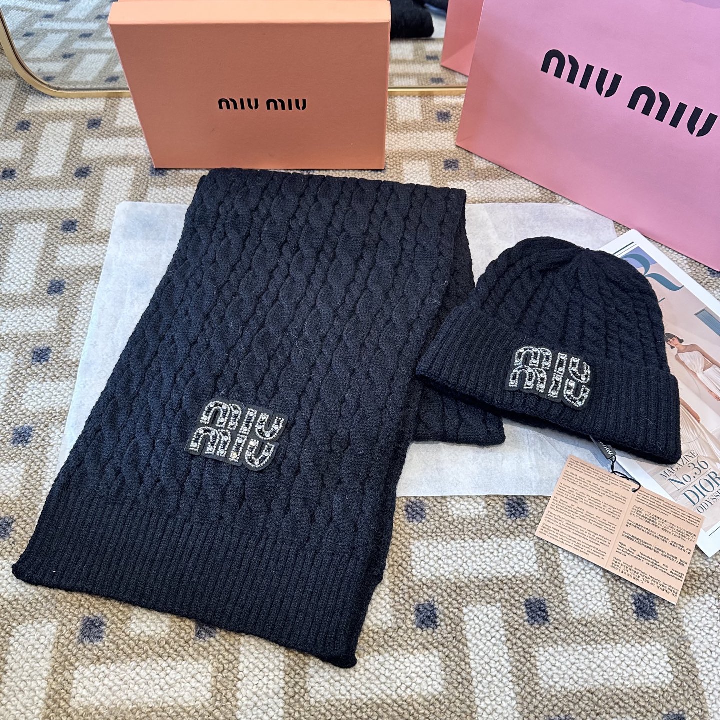 P128 miumiu
秋冬款羊毛针织毛线🧶套装
这款必定是极简主义的最爱
干净，利索，时尚百搭，绝对不挑脸型！
属于时尚经典的万年款！时尚黑白可以一起入！