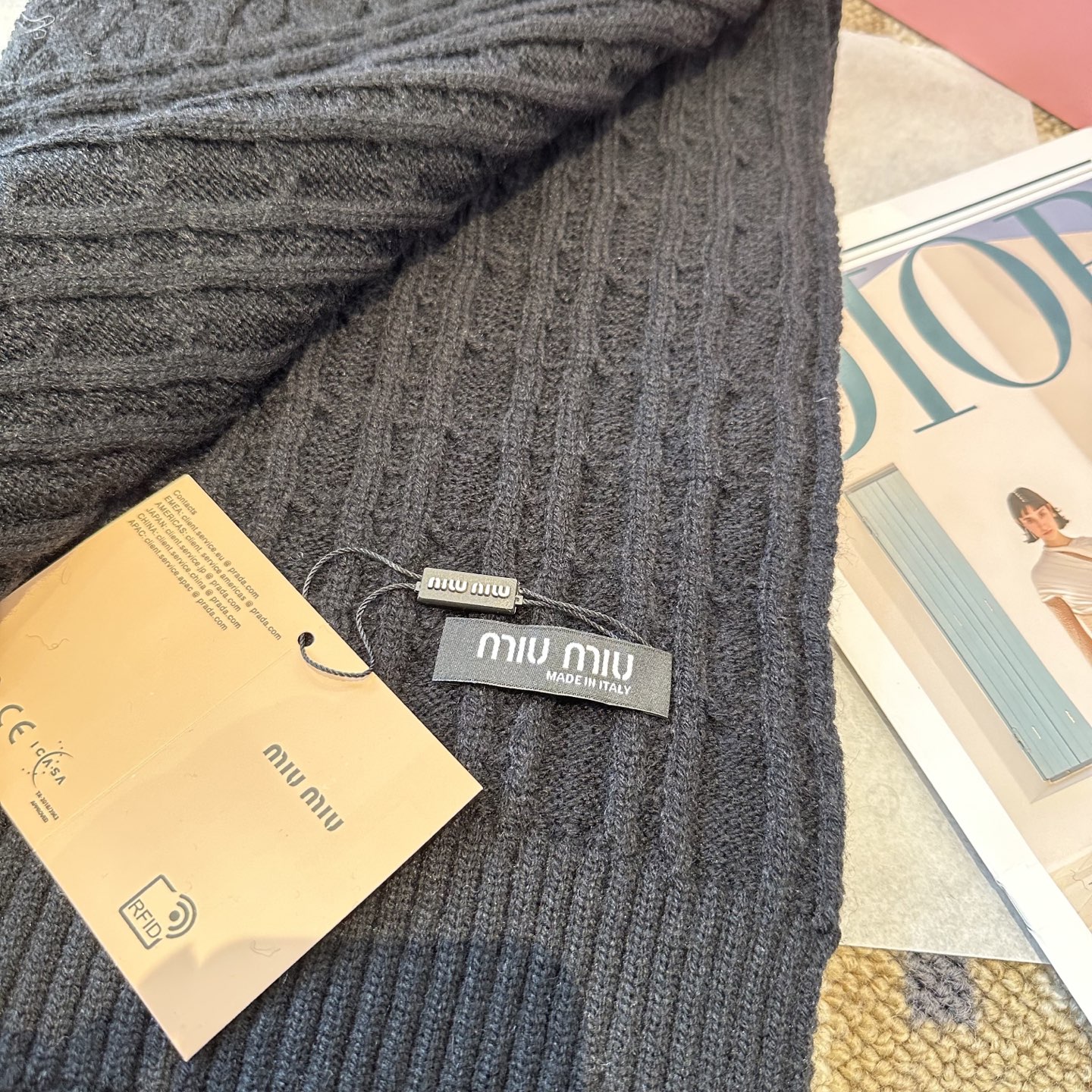 P128 miumiu
秋冬款羊毛针织毛线🧶套装
这款必定是极简主义的最爱
干净，利索，时尚百搭，绝对不挑脸型！
属于时尚经典的万年款！时尚黑白可以一起入！