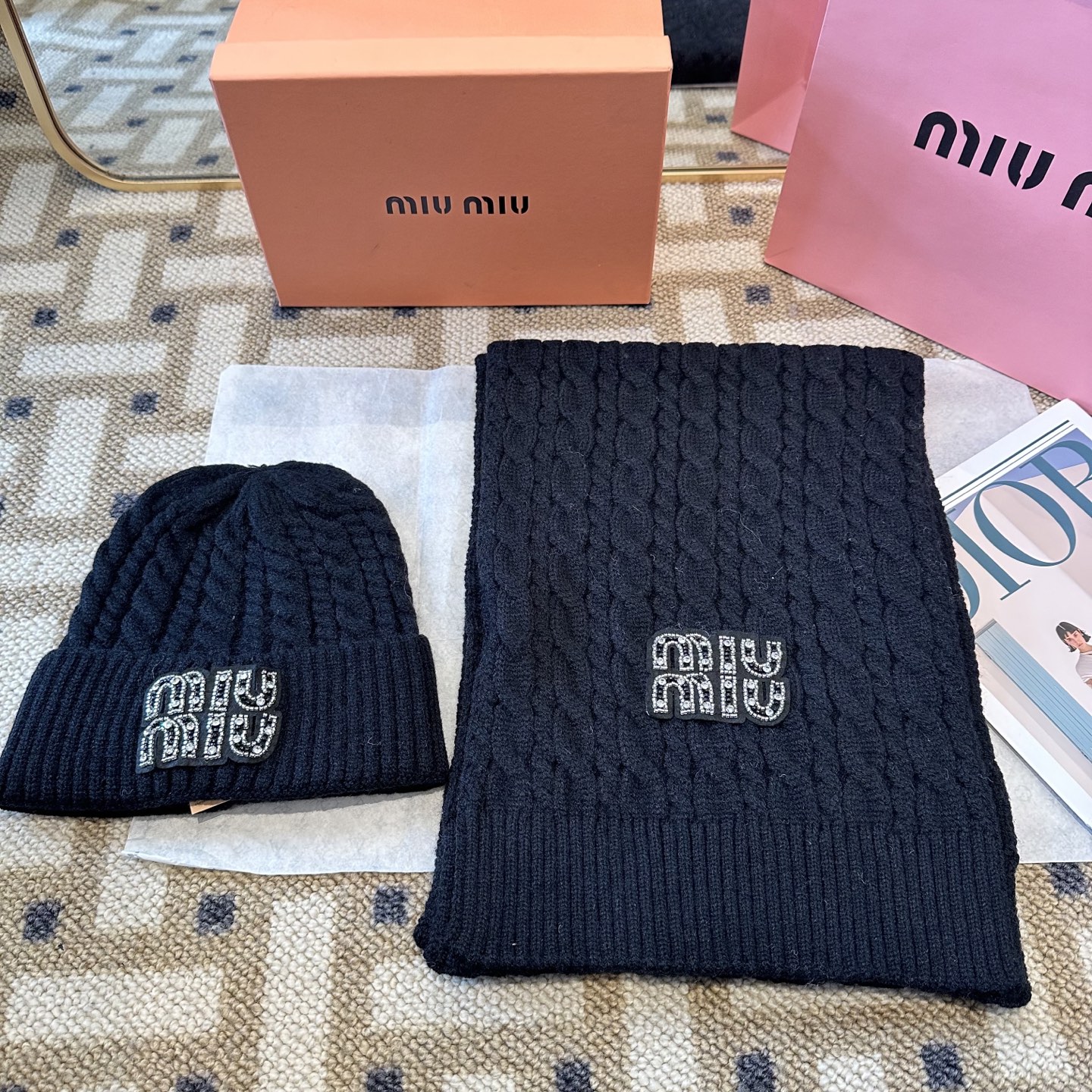 P128 miumiu
秋冬款羊毛针织毛线🧶套装
这款必定是极简主义的最爱
干净，利索，时尚百搭，绝对不挑脸型！
属于时尚经典的万年款！时尚黑白可以一起入！