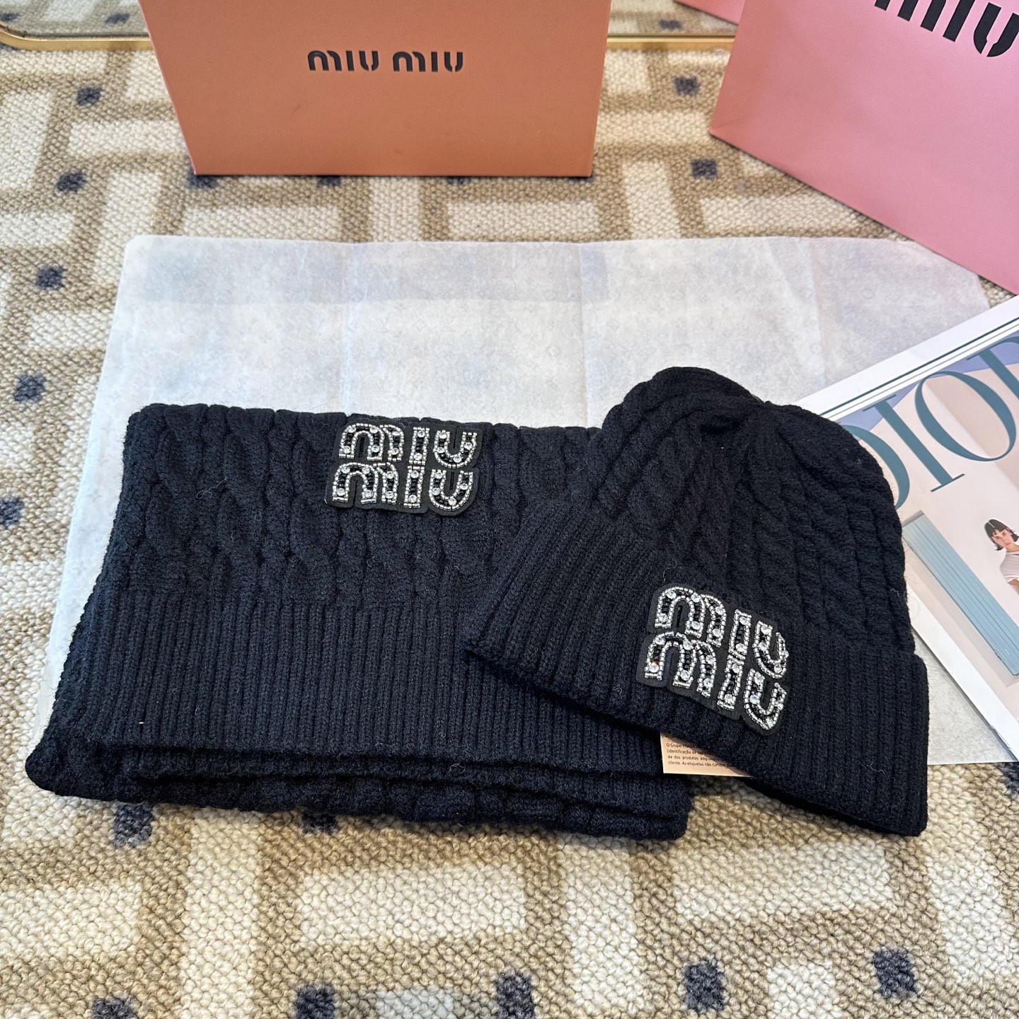 P128 miumiu
秋冬款羊毛针织毛线🧶套装
这款必定是极简主义的最爱
干净，利索，时尚百搭，绝对不挑脸型！
属于时尚经典的万年款！时尚黑白可以一起入！