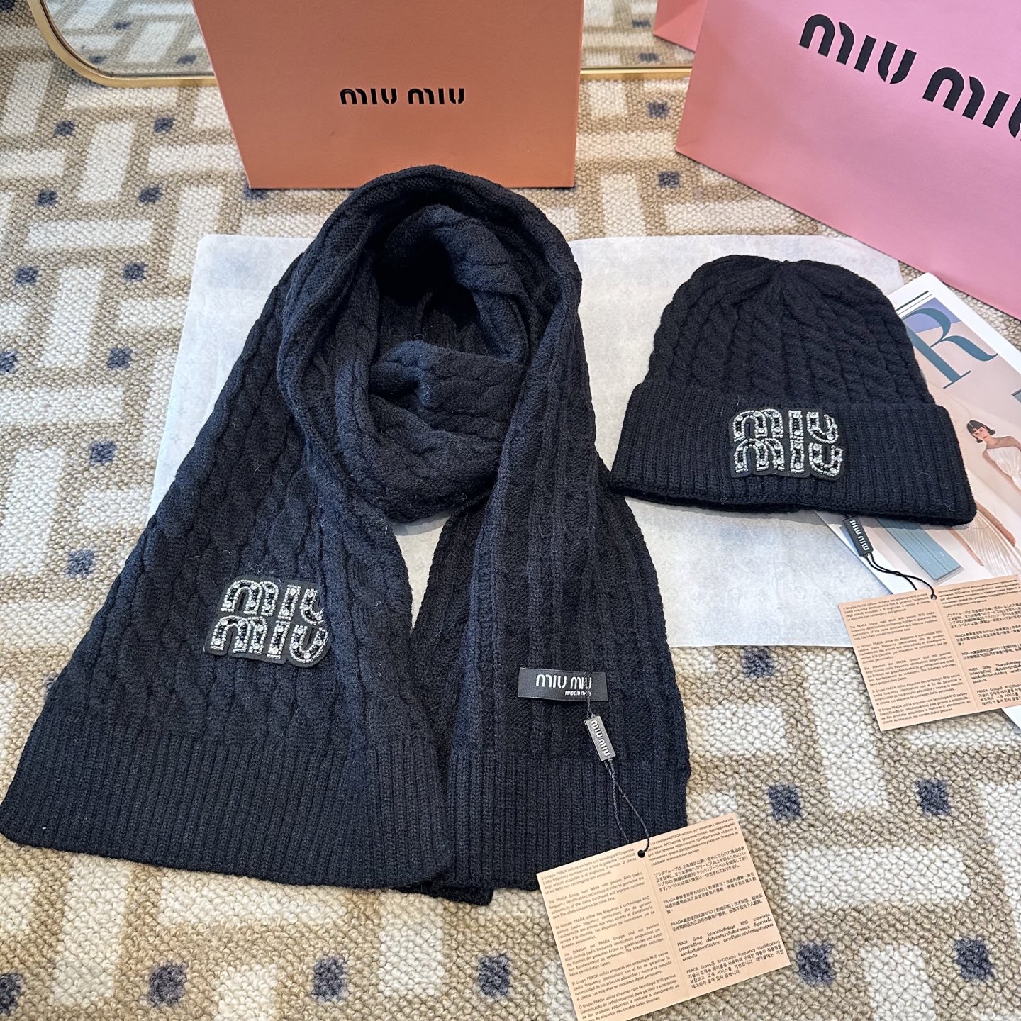 P128 miumiu
秋冬款羊毛针织毛线🧶套装
这款必定是极简主义的最爱
干净，利索，时尚百搭，绝对不挑脸型！
属于时尚经典的万年款！时尚黑白可以一起入！