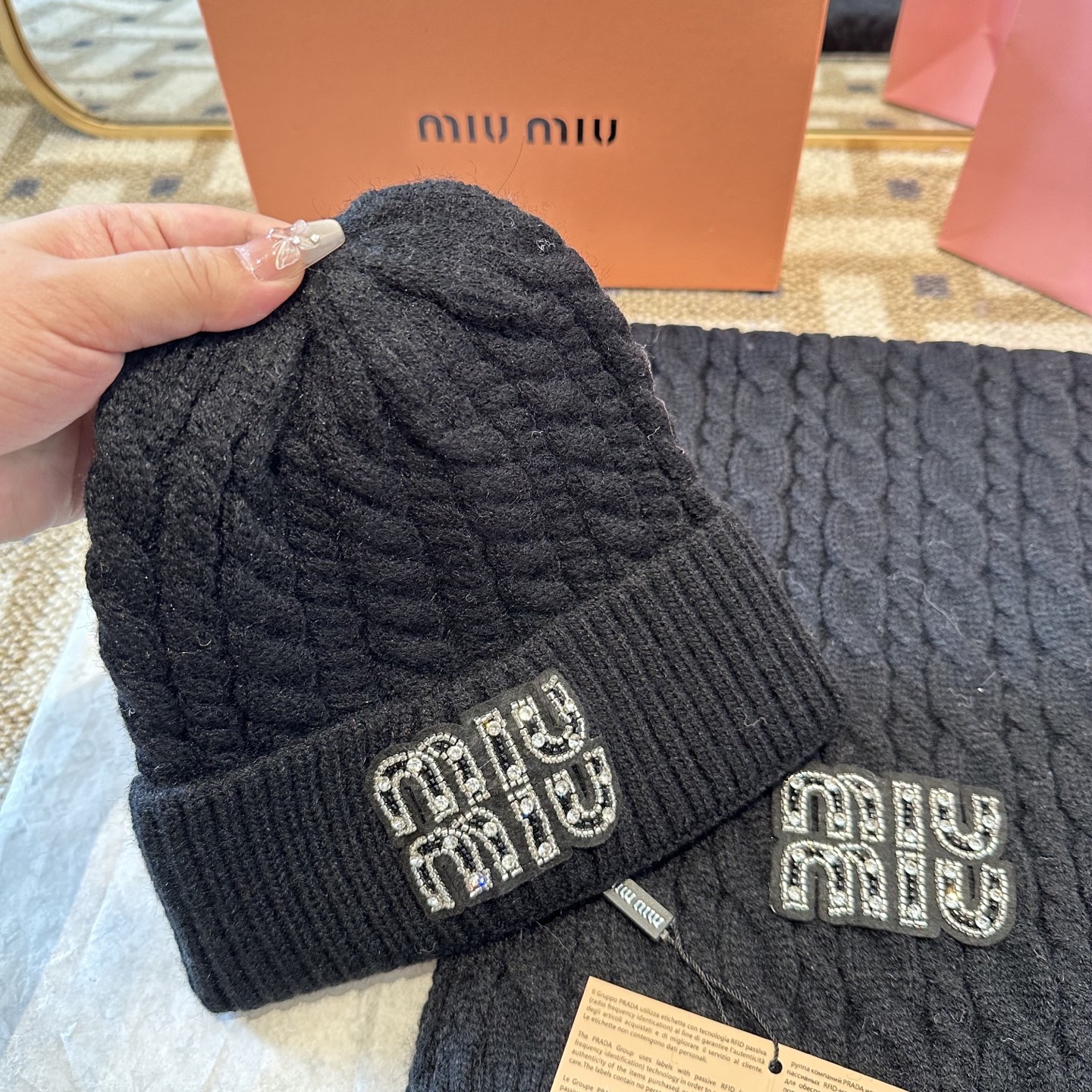 P128 miumiu
秋冬款羊毛针织毛线🧶套装
这款必定是极简主义的最爱
干净，利索，时尚百搭，绝对不挑脸型！
属于时尚经典的万年款！时尚黑白可以一起入！