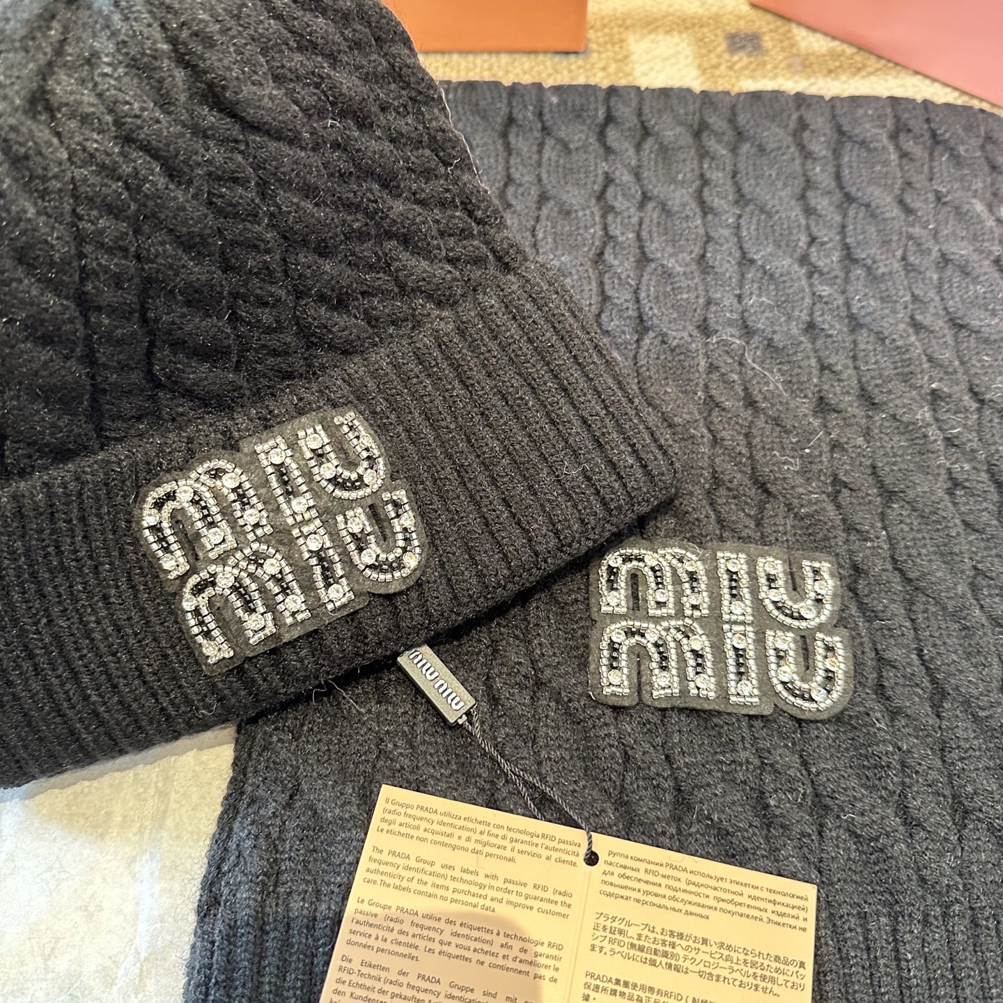 P128 miumiu
秋冬款羊毛针织毛线🧶套装
这款必定是极简主义的最爱
干净，利索，时尚百搭，绝对不挑脸型！
属于时尚经典的万年款！时尚黑白可以一起入！