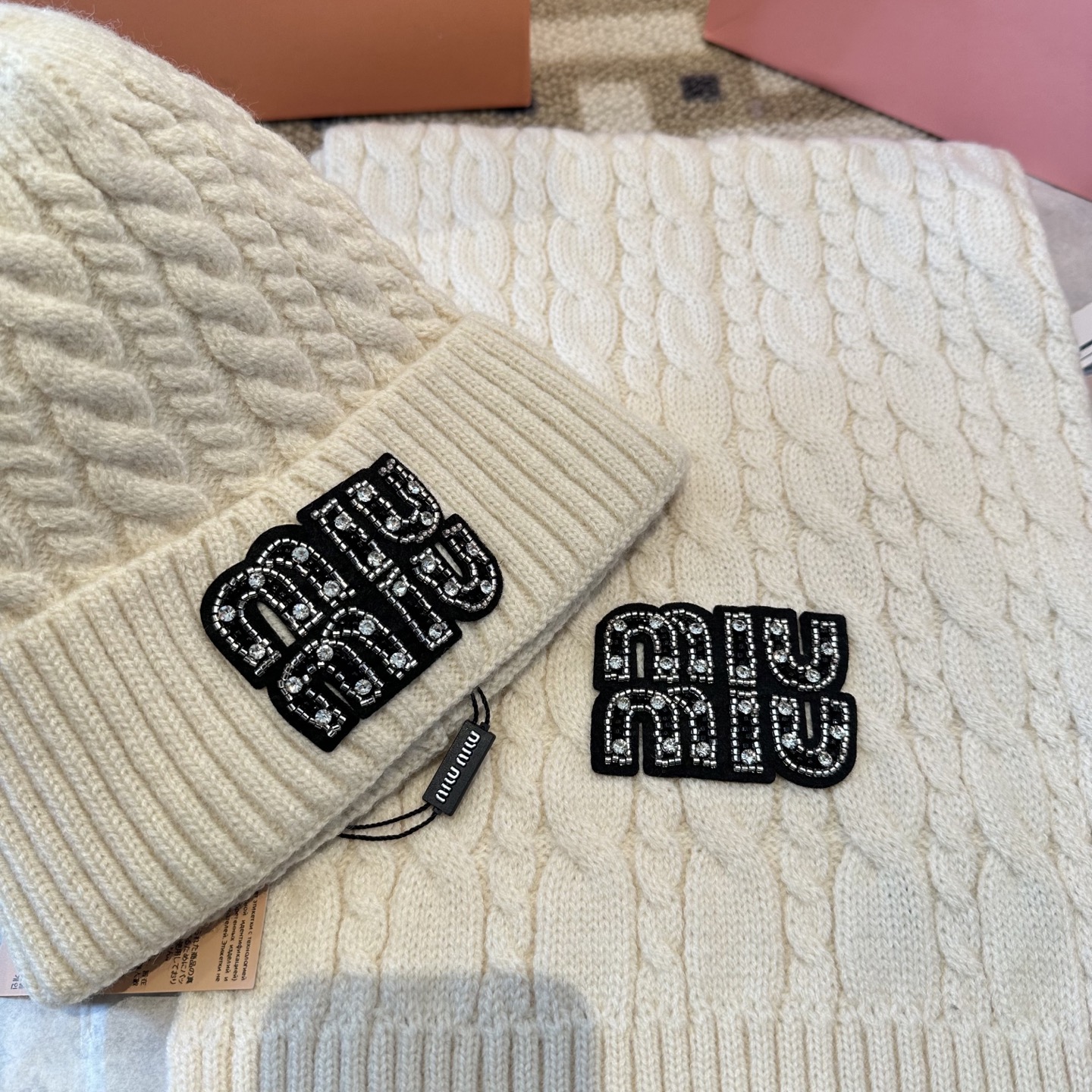 P128 miumiu
秋冬款羊毛针织毛线🧶套装
这款必定是极简主义的最爱
干净，利索，时尚百搭，绝对不挑脸型！
属于时尚经典的万年款！时尚黑白可以一起入！