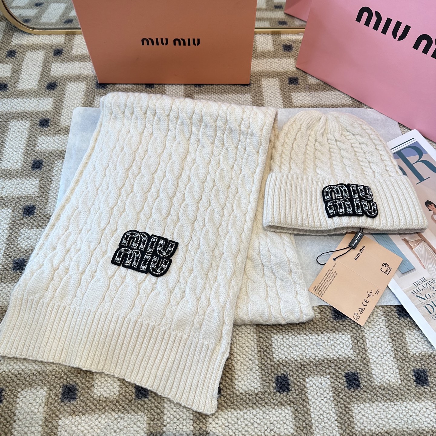 P128 miumiu
秋冬款羊毛针织毛线🧶套装
这款必定是极简主义的最爱
干净，利索，时尚百搭，绝对不挑脸型！
属于时尚经典的万年款！时尚黑白可以一起入！