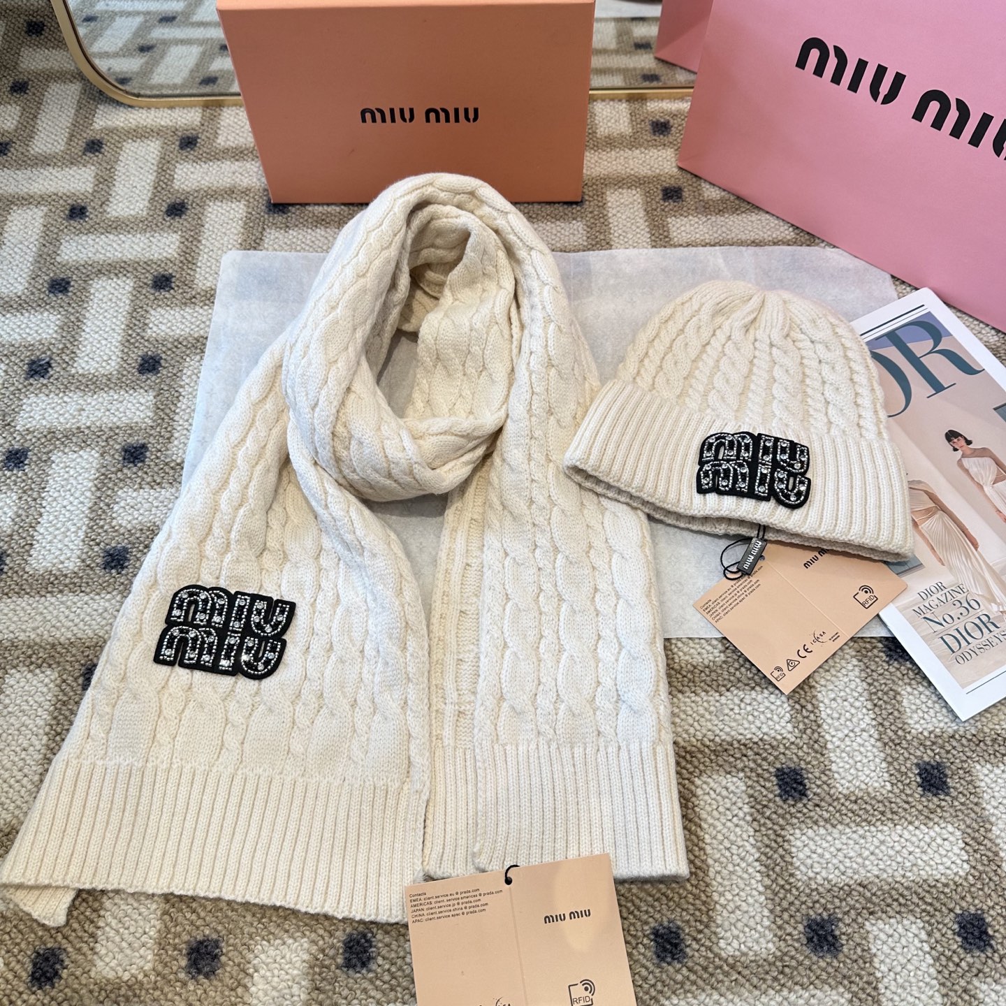 P128 miumiu
秋冬款羊毛针织毛线🧶套装
这款必定是极简主义的最爱
干净，利索，时尚百搭，绝对不挑脸型！
属于时尚经典的万年款！时尚黑白可以一起入！