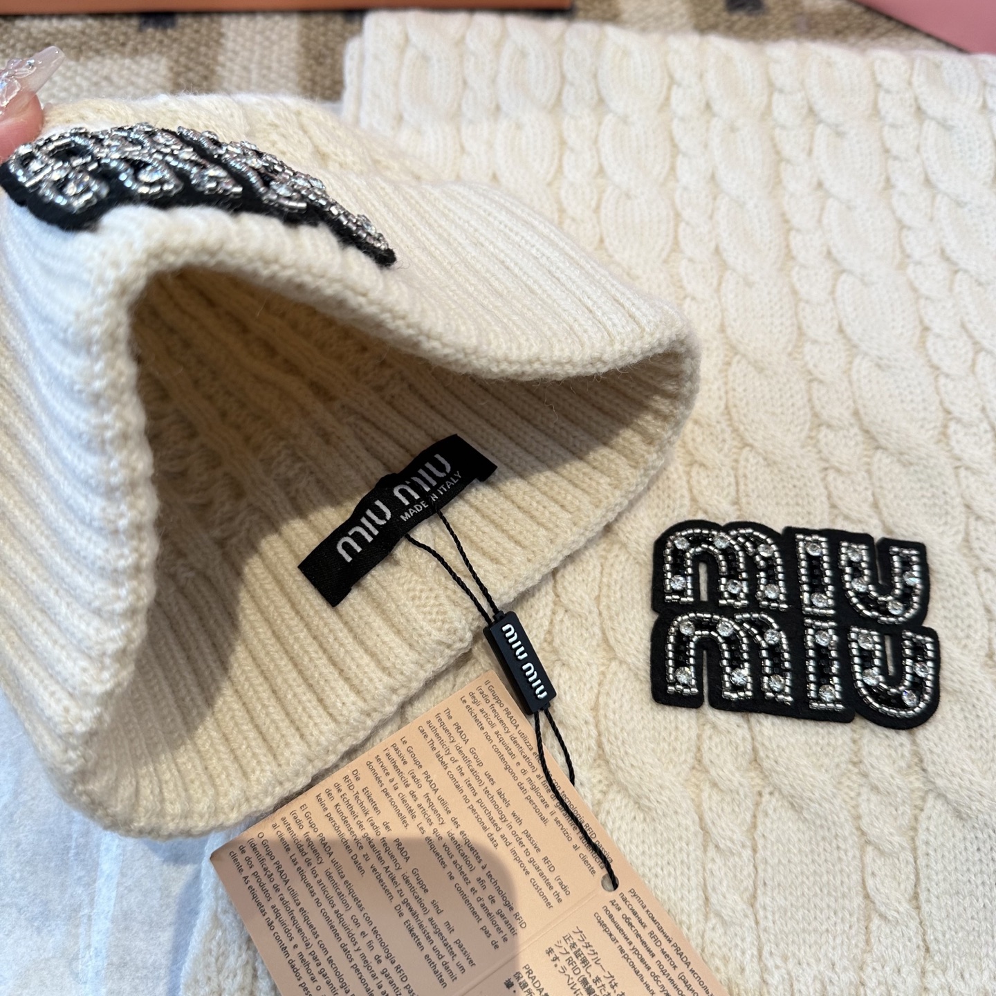 P128 miumiu
秋冬款羊毛针织毛线🧶套装
这款必定是极简主义的最爱
干净，利索，时尚百搭，绝对不挑脸型！
属于时尚经典的万年款！时尚黑白可以一起入！