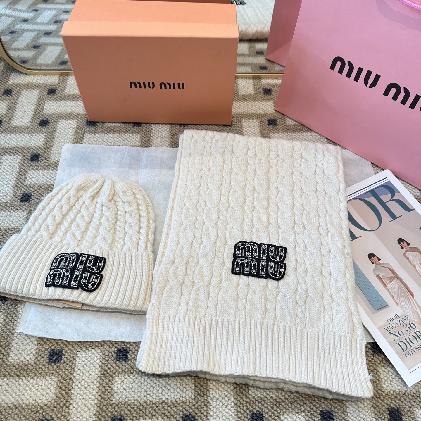 P128 miumiu
秋冬款羊毛针织毛线🧶套装
这款必定是极简主义的最爱
干净，利索，时尚百搭，绝对不挑脸型！
属于时尚经典的万年款！时尚黑白可以一起入！