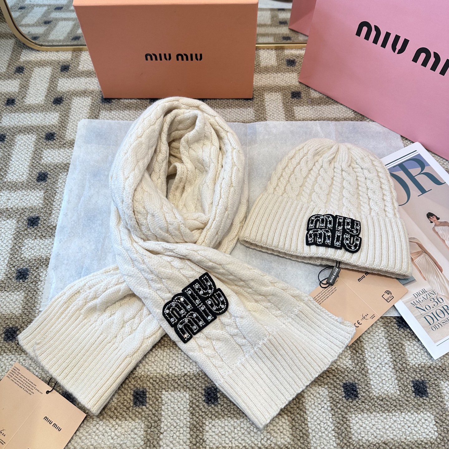 P128 miumiu
秋冬款羊毛针织毛线🧶套装
这款必定是极简主义的最爱
干净，利索，时尚百搭，绝对不挑脸型！
属于时尚经典的万年款！时尚黑白可以一起入！