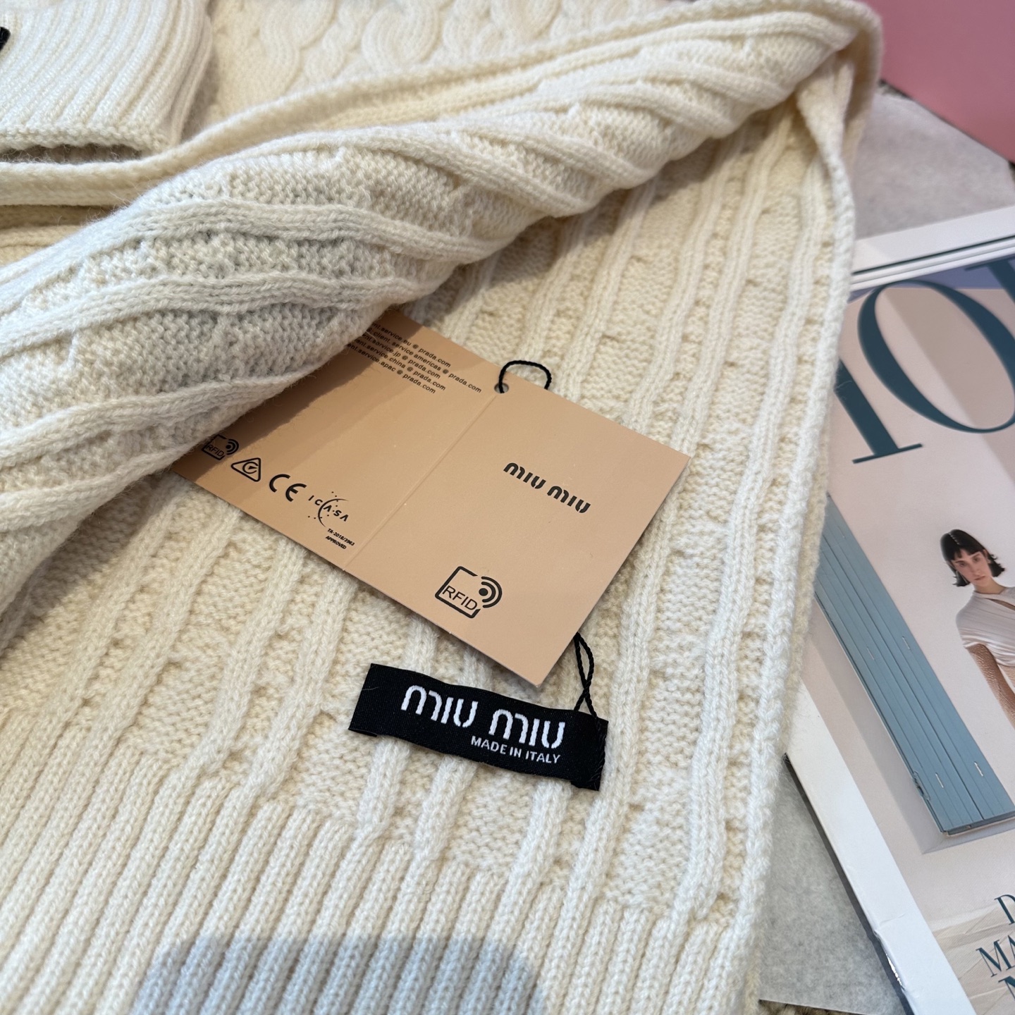 P128 miumiu
秋冬款羊毛针织毛线🧶套装
这款必定是极简主义的最爱
干净，利索，时尚百搭，绝对不挑脸型！
属于时尚经典的万年款！时尚黑白可以一起入！