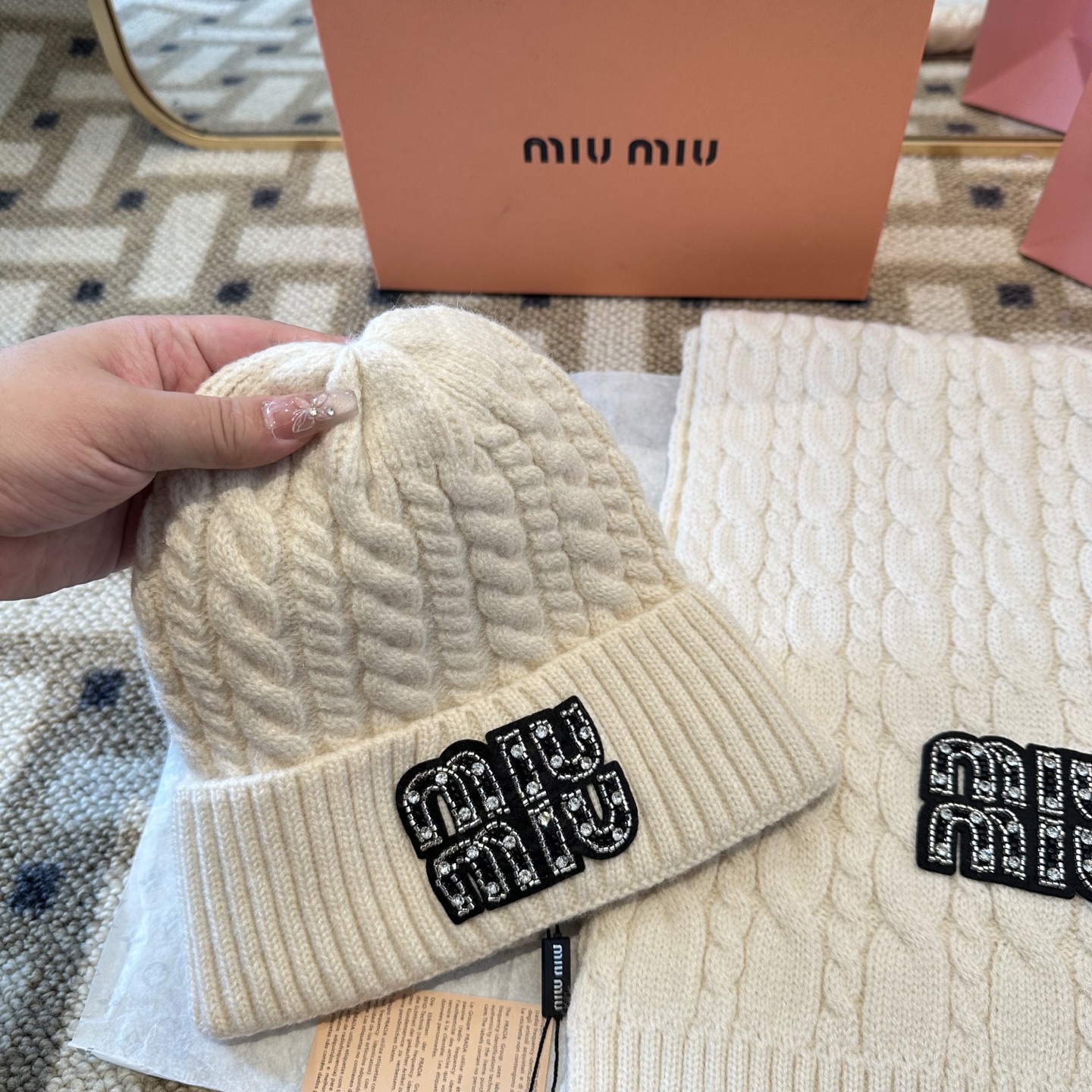 P128 miumiu
秋冬款羊毛针织毛线🧶套装
这款必定是极简主义的最爱
干净，利索，时尚百搭，绝对不挑脸型！
属于时尚经典的万年款！时尚黑白可以一起入！