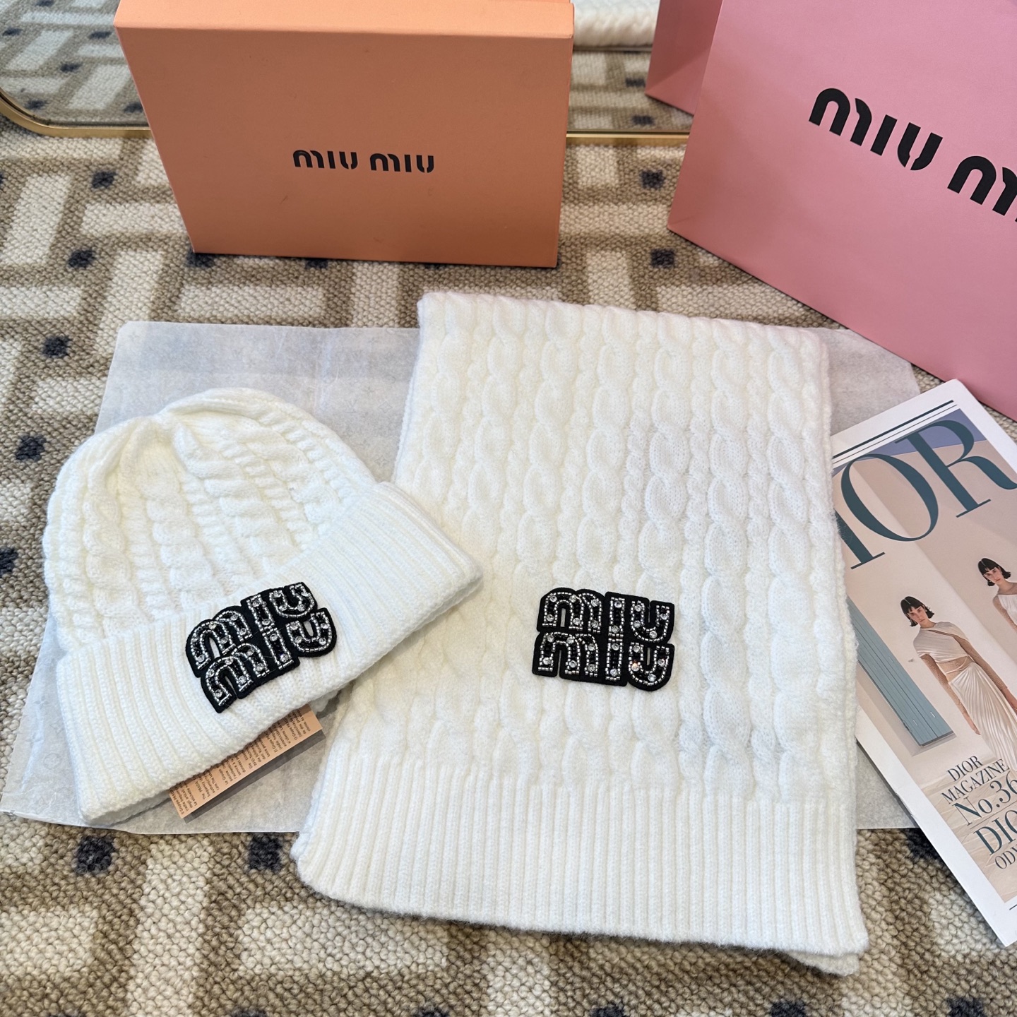 P128 miumiu
秋冬款羊毛针织毛线🧶套装
这款必定是极简主义的最爱
干净，利索，时尚百搭，绝对不挑脸型！
属于时尚经典的万年款！时尚黑白可以一起入！