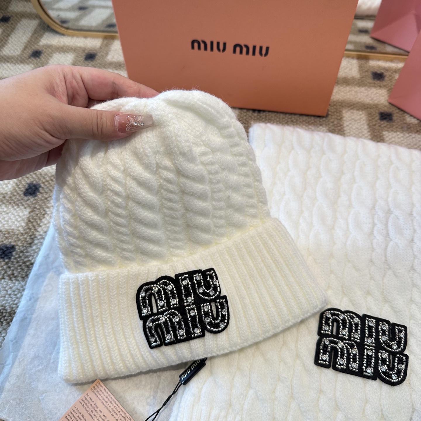 P128 miumiu
秋冬款羊毛针织毛线🧶套装
这款必定是极简主义的最爱
干净，利索，时尚百搭，绝对不挑脸型！
属于时尚经典的万年款！时尚黑白可以一起入！