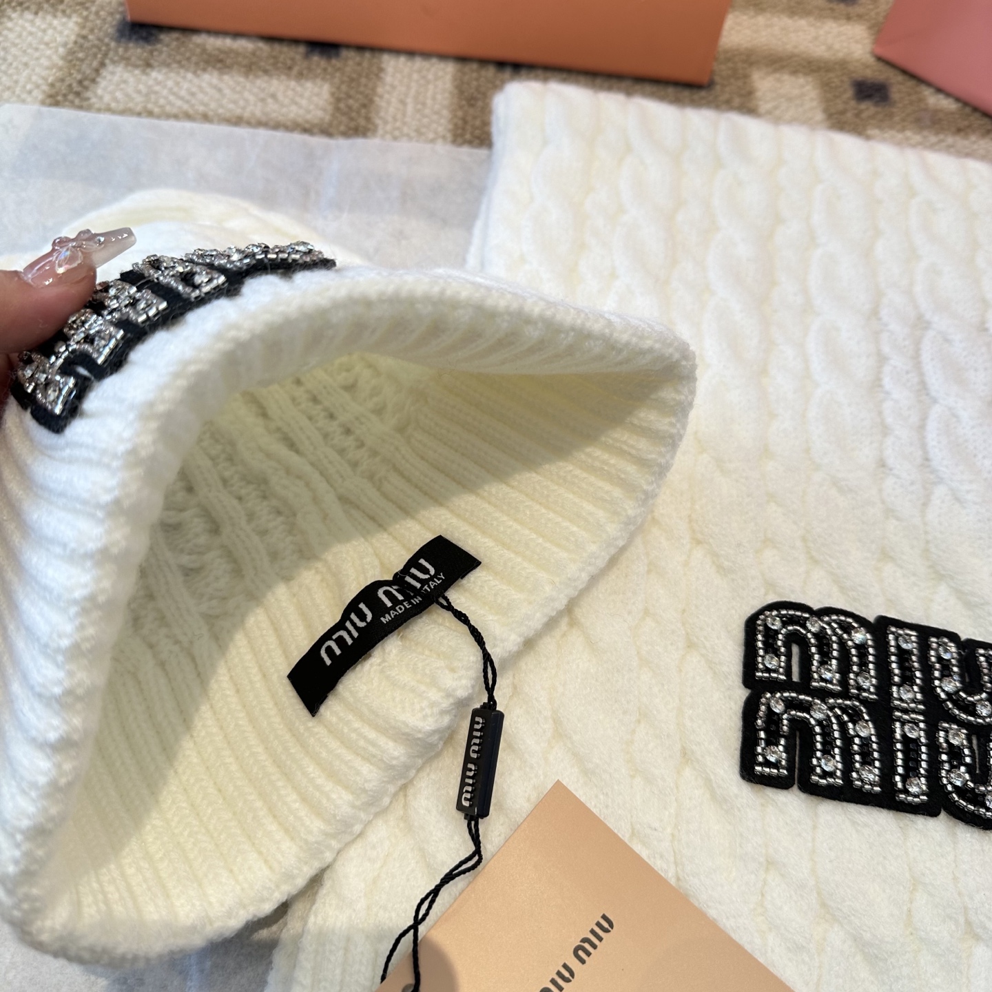 P128 miumiu
秋冬款羊毛针织毛线🧶套装
这款必定是极简主义的最爱
干净，利索，时尚百搭，绝对不挑脸型！
属于时尚经典的万年款！时尚黑白可以一起入！