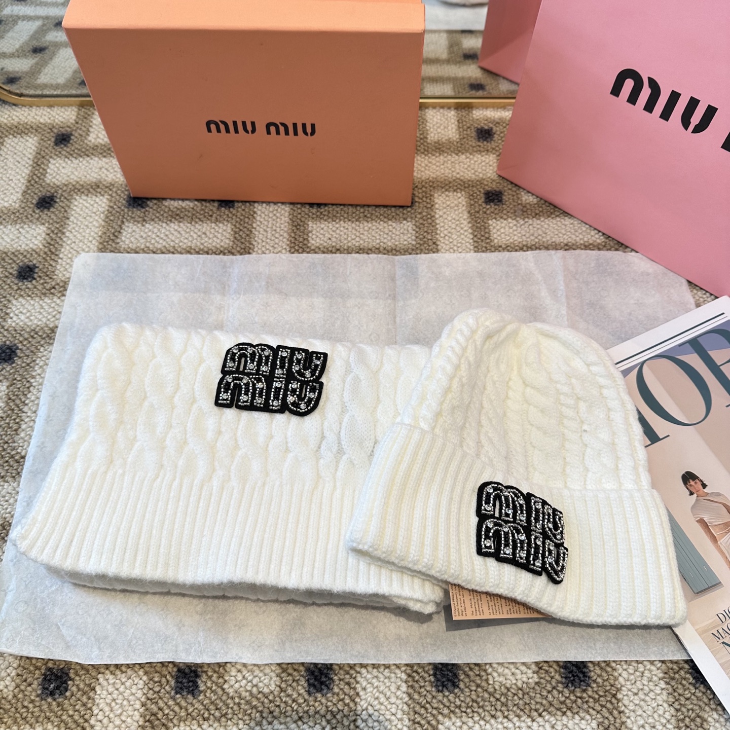 P128 miumiu
秋冬款羊毛针织毛线🧶套装
这款必定是极简主义的最爱
干净，利索，时尚百搭，绝对不挑脸型！
属于时尚经典的万年款！时尚黑白可以一起入！