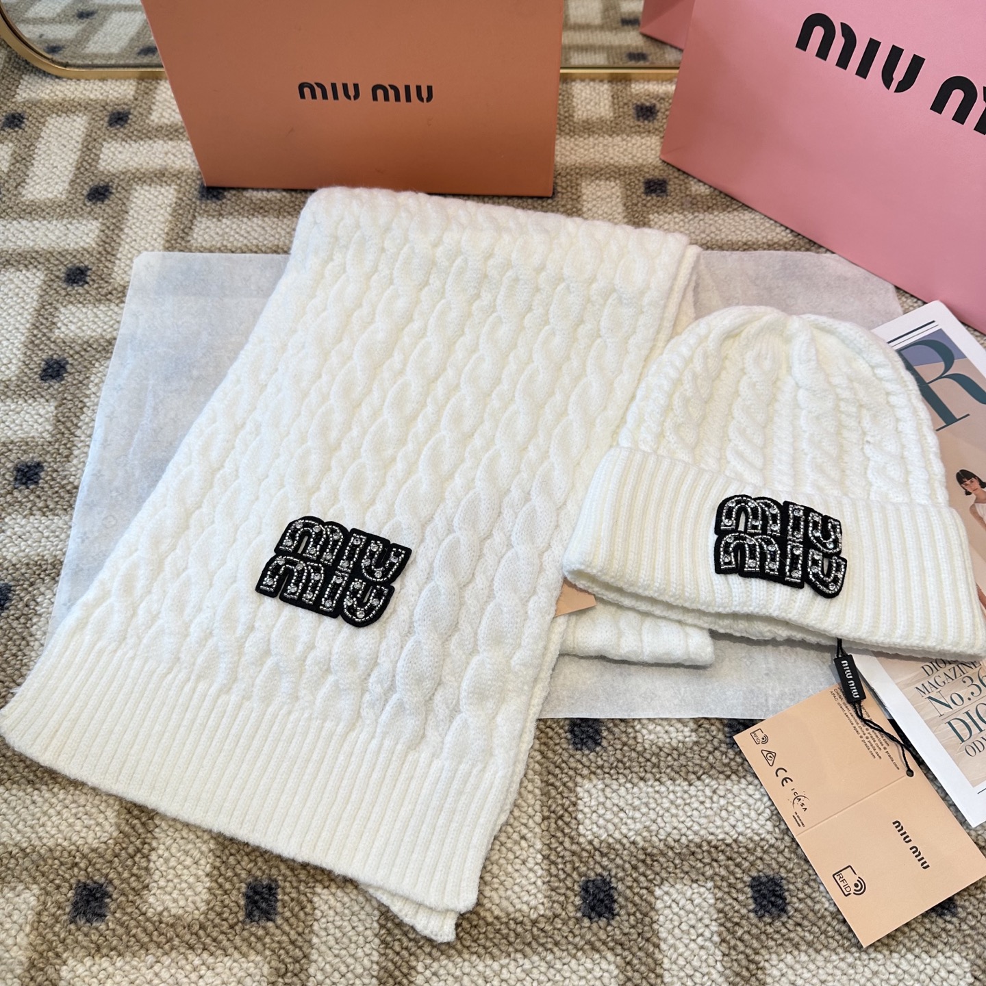 P128 miumiu
秋冬款羊毛针织毛线🧶套装
这款必定是极简主义的最爱
干净，利索，时尚百搭，绝对不挑脸型！
属于时尚经典的万年款！时尚黑白可以一起入！