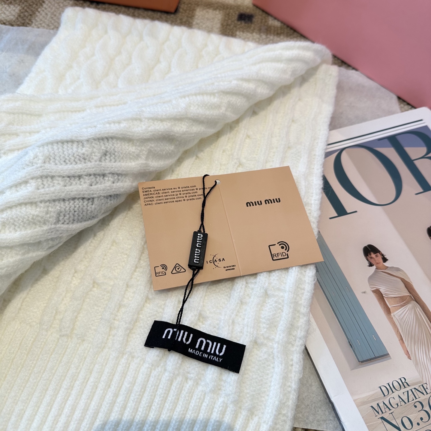 P128 miumiu
秋冬款羊毛针织毛线🧶套装
这款必定是极简主义的最爱
干净，利索，时尚百搭，绝对不挑脸型！
属于时尚经典的万年款！时尚黑白可以一起入！