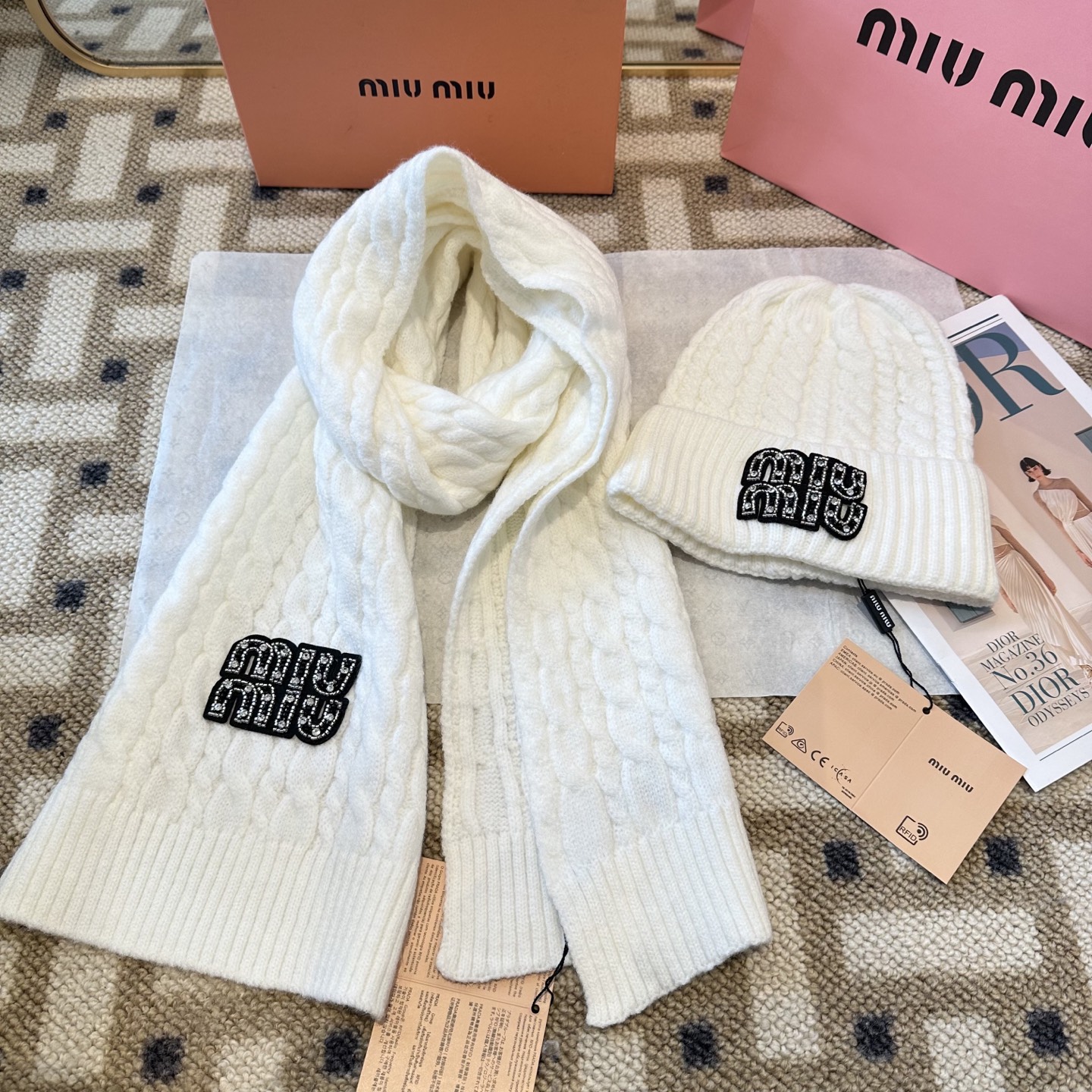P128 miumiu
秋冬款羊毛针织毛线🧶套装
这款必定是极简主义的最爱
干净，利索，时尚百搭，绝对不挑脸型！
属于时尚经典的万年款！时尚黑白可以一起入！