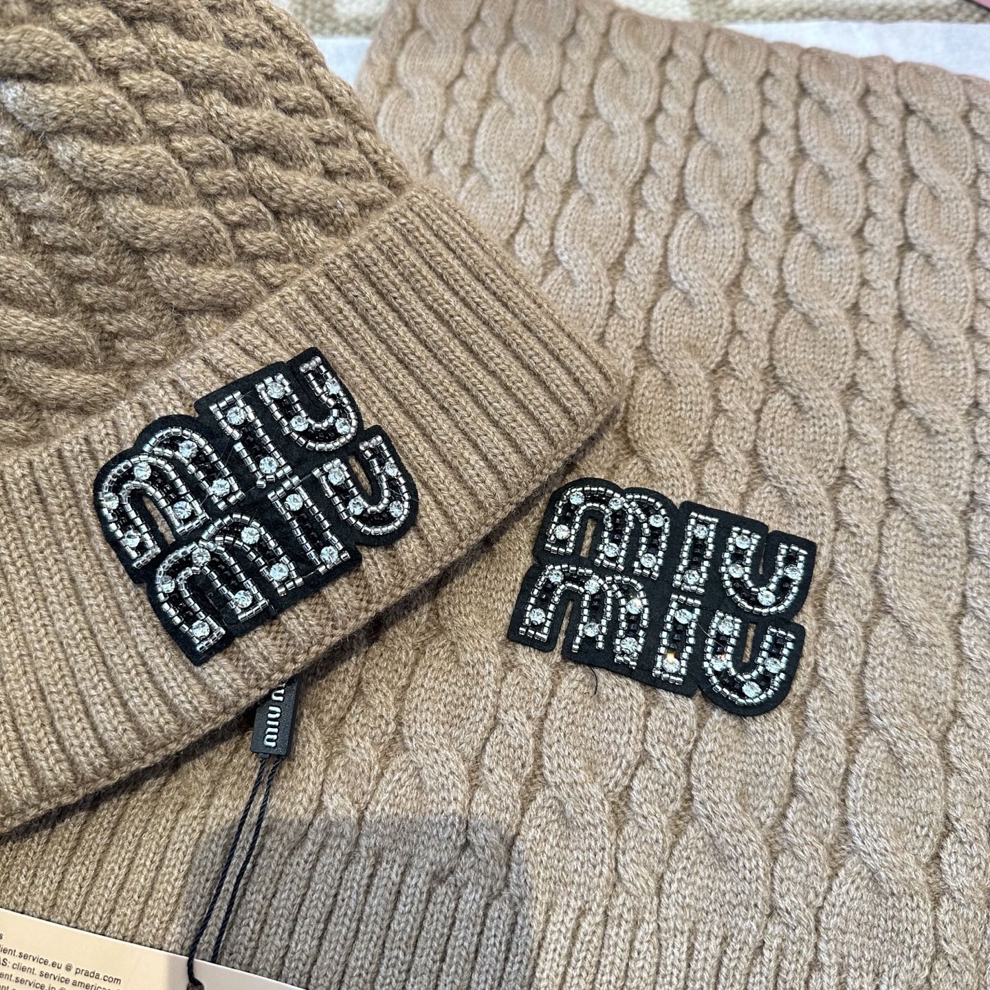 P128 miumiu
秋冬款羊毛针织毛线🧶套装
这款必定是极简主义的最爱
干净，利索，时尚百搭，绝对不挑脸型！
属于时尚经典的万年款！时尚黑白可以一起入！