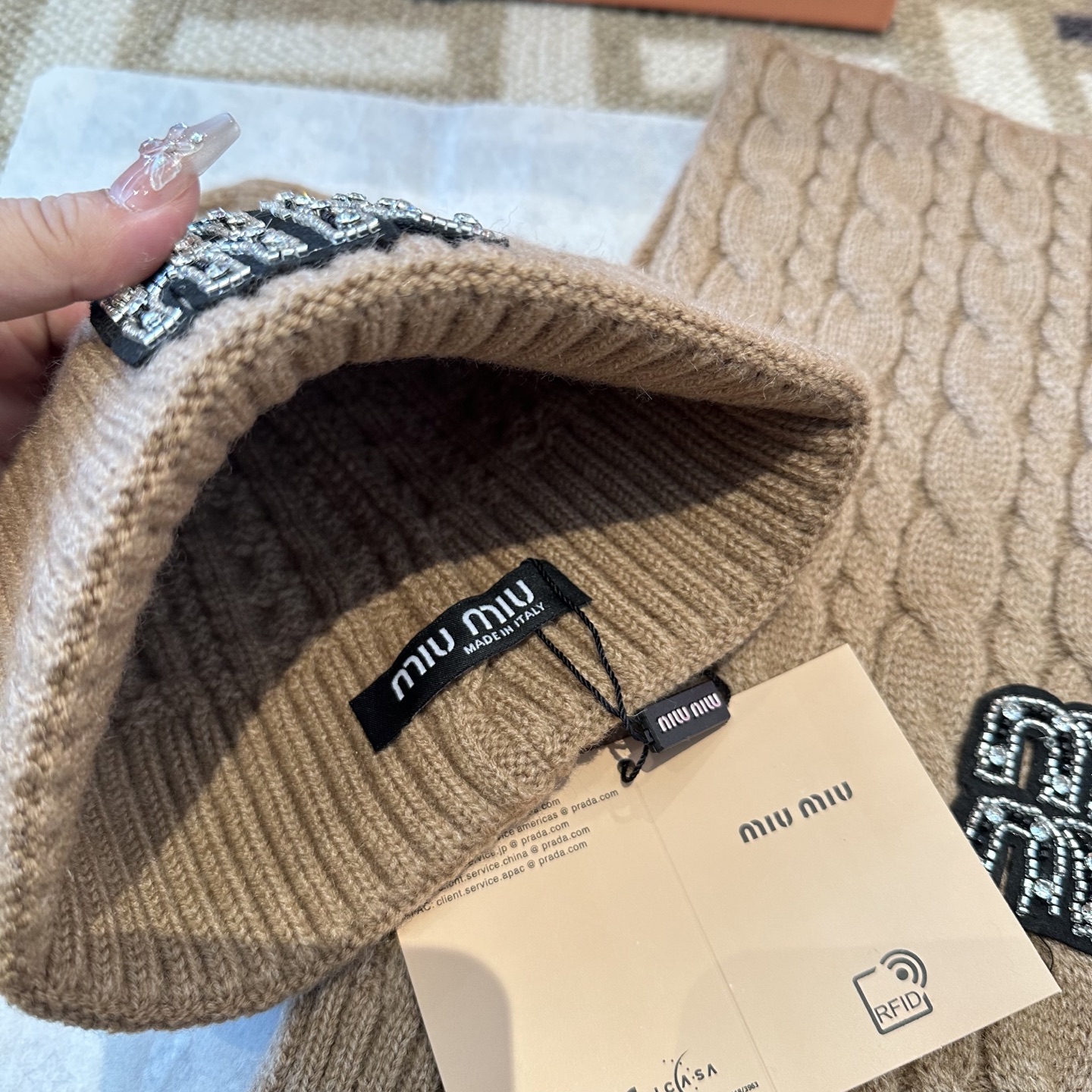 P128 miumiu
秋冬款羊毛针织毛线🧶套装
这款必定是极简主义的最爱
干净，利索，时尚百搭，绝对不挑脸型！
属于时尚经典的万年款！时尚黑白可以一起入！