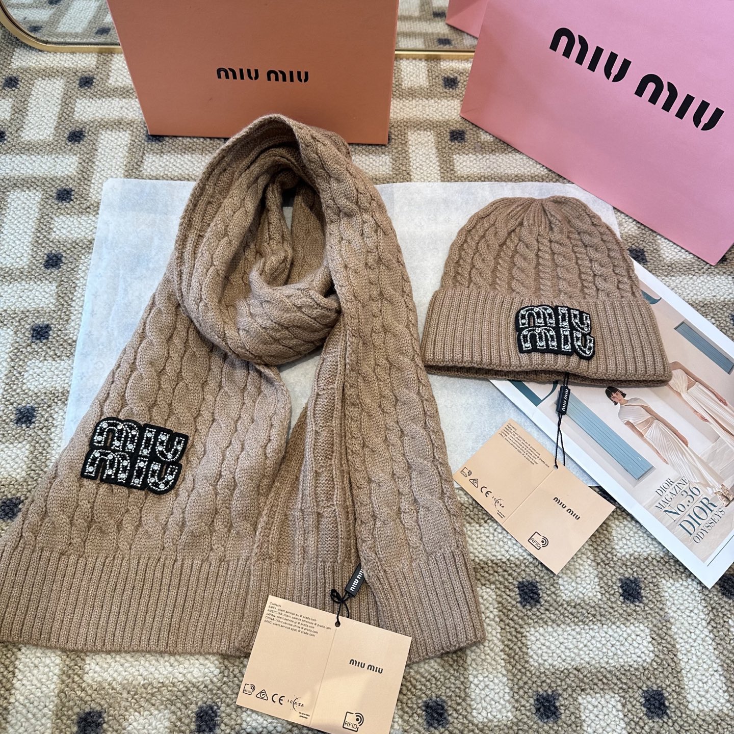 P128 miumiu
秋冬款羊毛针织毛线🧶套装
这款必定是极简主义的最爱
干净，利索，时尚百搭，绝对不挑脸型！
属于时尚经典的万年款！时尚黑白可以一起入！