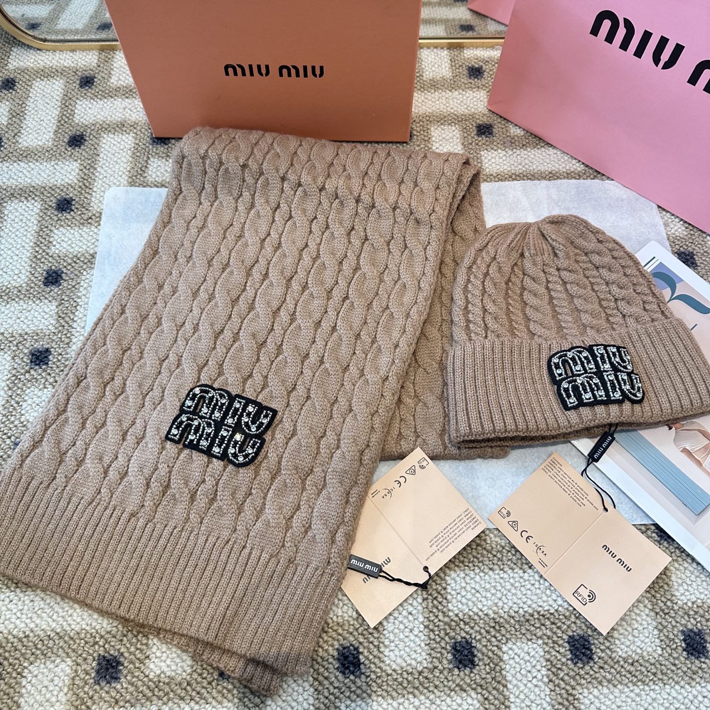 P128 miumiu
秋冬款羊毛针织毛线🧶套装
这款必定是极简主义的最爱
干净，利索，时尚百搭，绝对不挑脸型！
属于时尚经典的万年款！时尚黑白可以一起入！