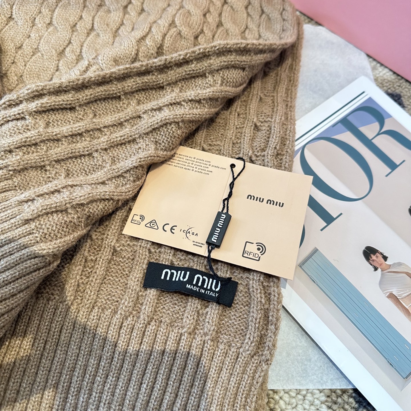 P128 miumiu
秋冬款羊毛针织毛线🧶套装
这款必定是极简主义的最爱
干净，利索，时尚百搭，绝对不挑脸型！
属于时尚经典的万年款！时尚黑白可以一起入！