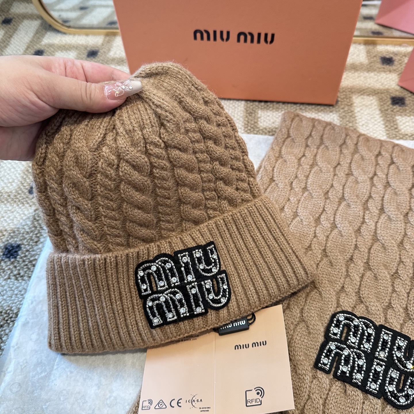 P128 miumiu
秋冬款羊毛针织毛线🧶套装
这款必定是极简主义的最爱
干净，利索，时尚百搭，绝对不挑脸型！
属于时尚经典的万年款！时尚黑白可以一起入！