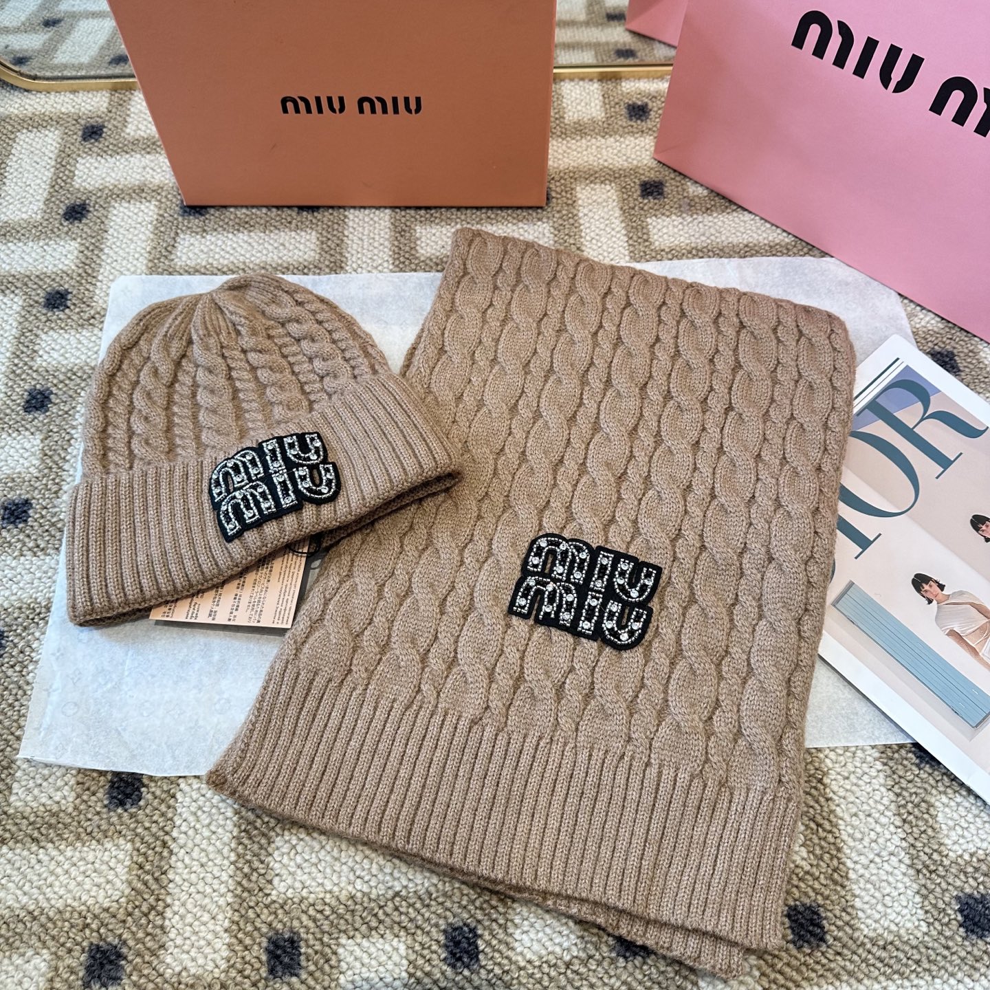 P128 miumiu
秋冬款羊毛针织毛线🧶套装
这款必定是极简主义的最爱
干净，利索，时尚百搭，绝对不挑脸型！
属于时尚经典的万年款！时尚黑白可以一起入！