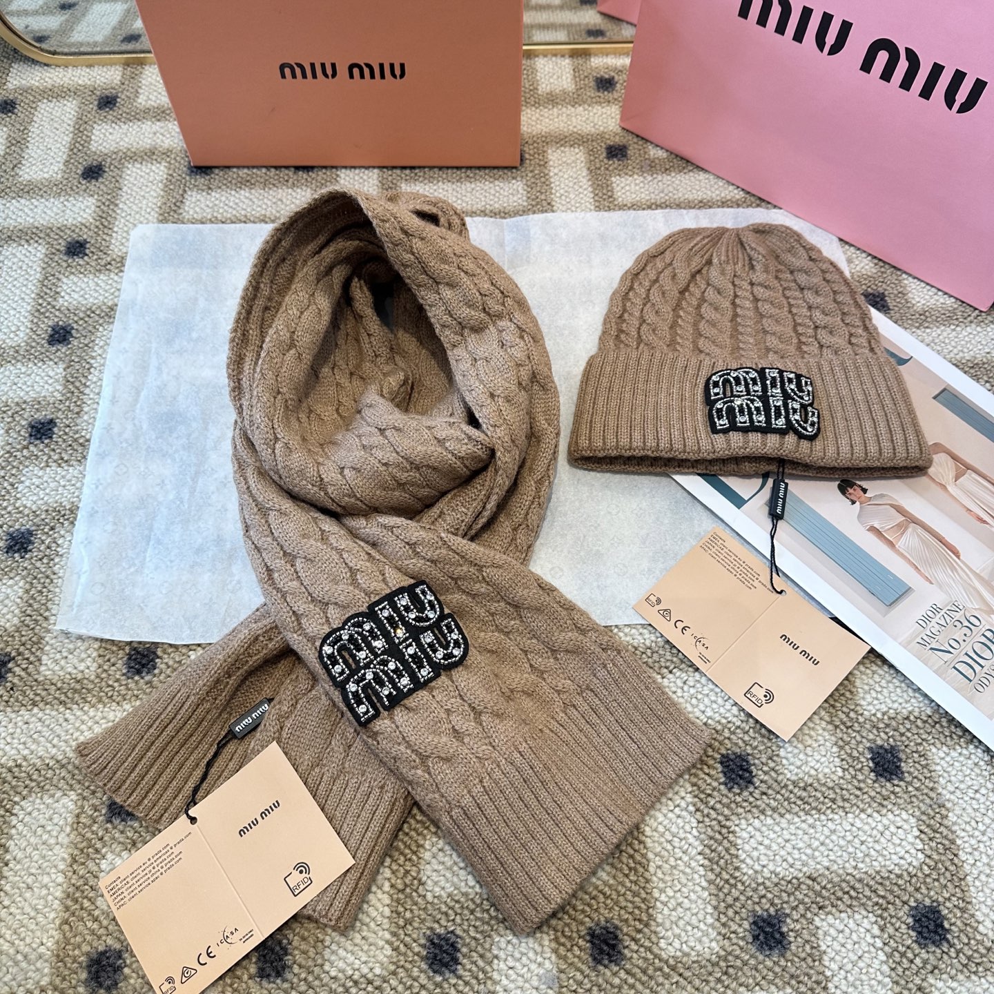 P128 miumiu
秋冬款羊毛针织毛线🧶套装
这款必定是极简主义的最爱
干净，利索，时尚百搭，绝对不挑脸型！
属于时尚经典的万年款！时尚黑白可以一起入！