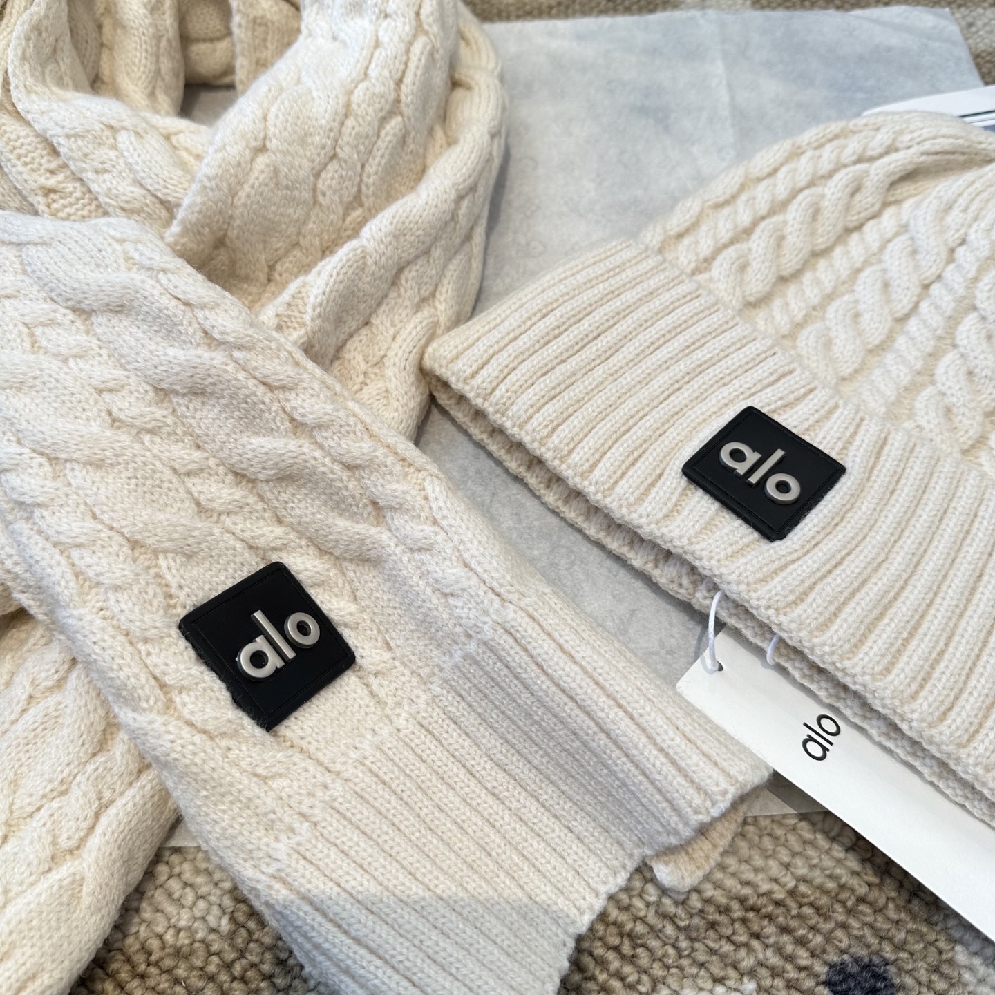 P125 alo 针织🧶套装
砖柜新款！一上架便火遍小红书~
全网首发 对色对版
首批货量充足 快快入手