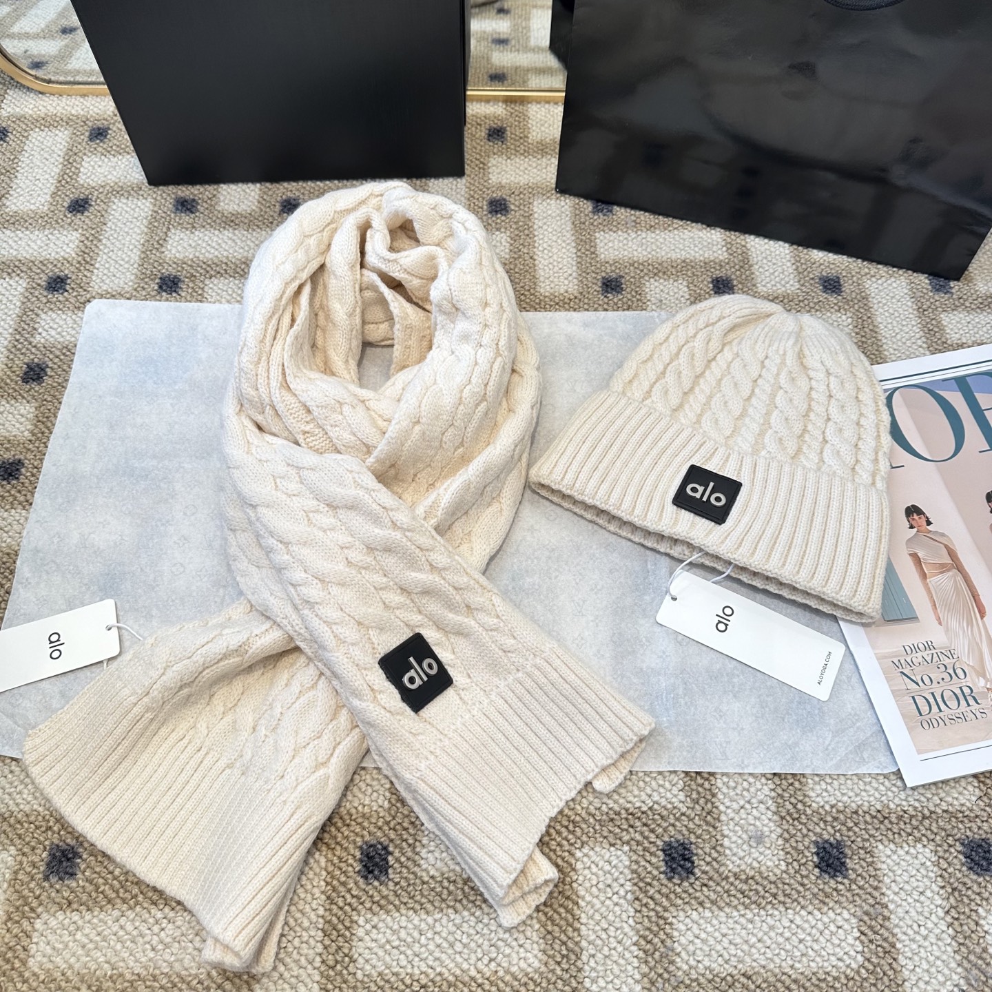 P125 alo 针织🧶套装
砖柜新款！一上架便火遍小红书~
全网首发 对色对版
首批货量充足 快快入手