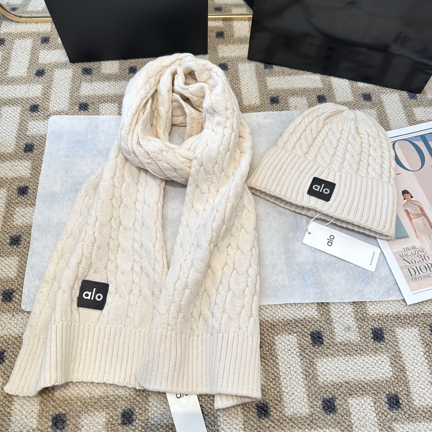 P125 alo 针织🧶套装
砖柜新款！一上架便火遍小红书~
全网首发 对色对版
首批货量充足 快快入手