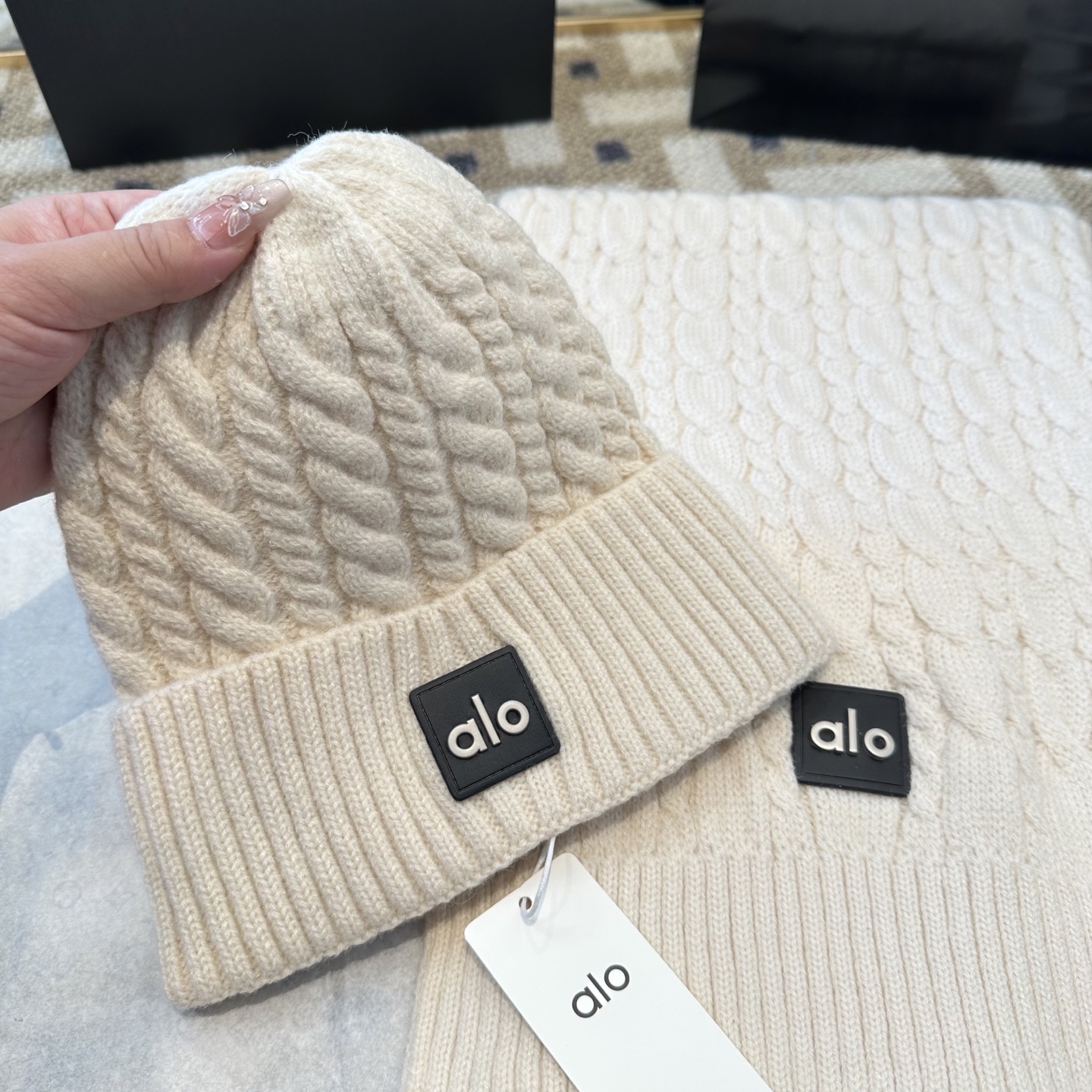 P125 alo 针织🧶套装
砖柜新款！一上架便火遍小红书~
全网首发 对色对版
首批货量充足 快快入手