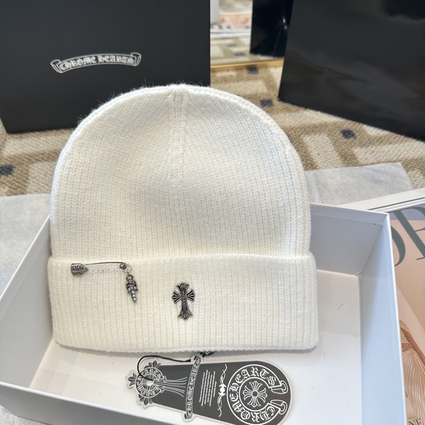 克罗心 秋冬款羊毛针织毛线帽这款必定是极简主义的最爱干净，利索，时尚百搭，绝对不挑脸型！属于时尚经典的万