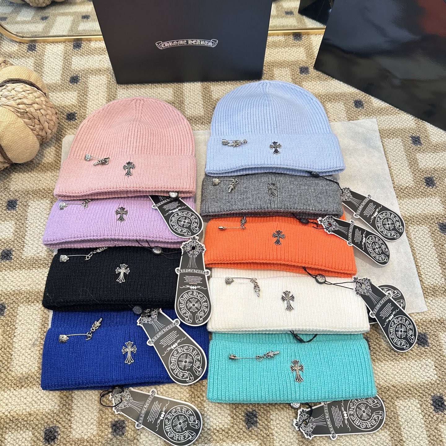 克罗心 秋冬款羊毛针织毛线帽这款必定是极简主义的最爱干净，利索，时尚百搭，绝对不挑脸型！属于时尚经典的万