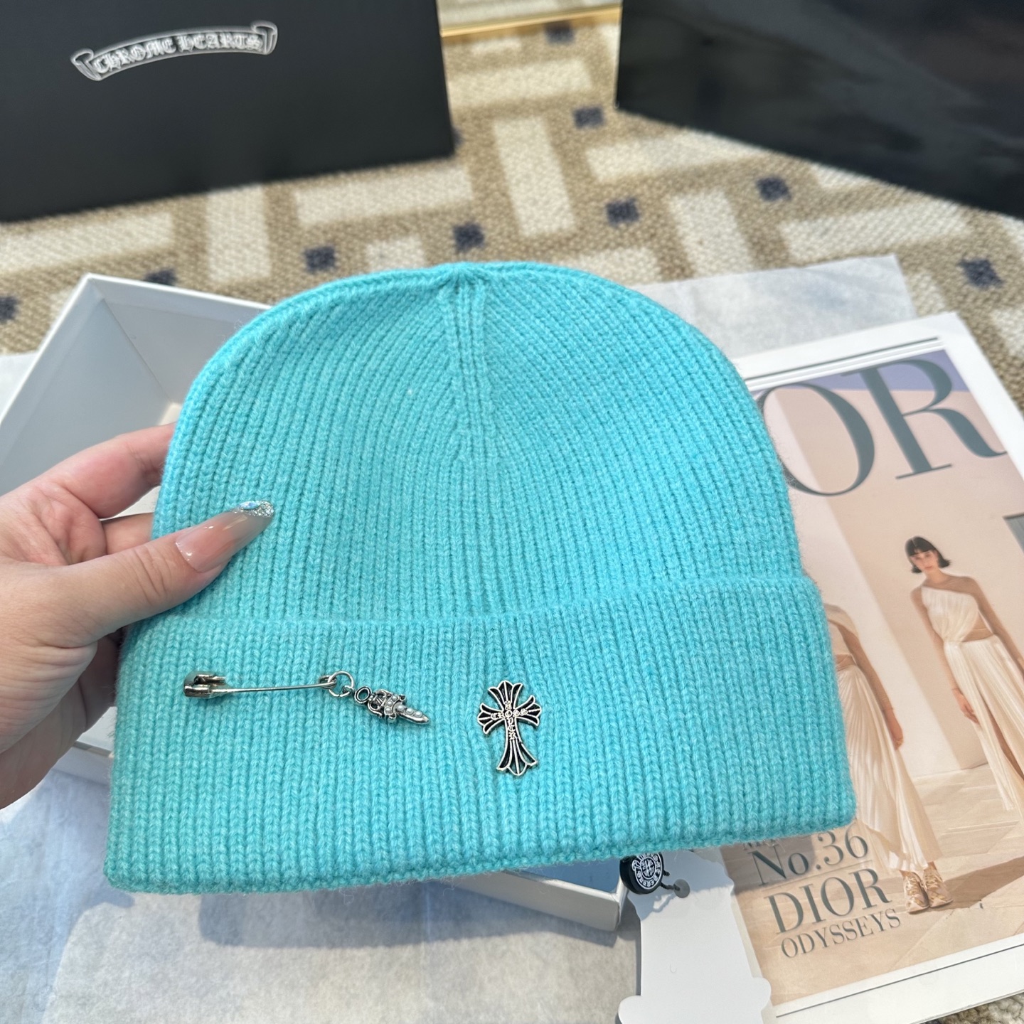 克罗心 秋冬款羊毛针织毛线帽这款必定是极简主义的最爱干净，利索，时尚百搭，绝对不挑脸型！属于时尚经典的万