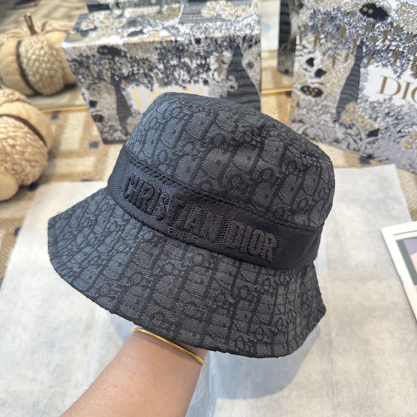 迪奥Dior 官网最新双面刺绣迪奥logo渔夫帽，防晒指数超高，特别显脸小，有型不软塌，可随意折叠，携带