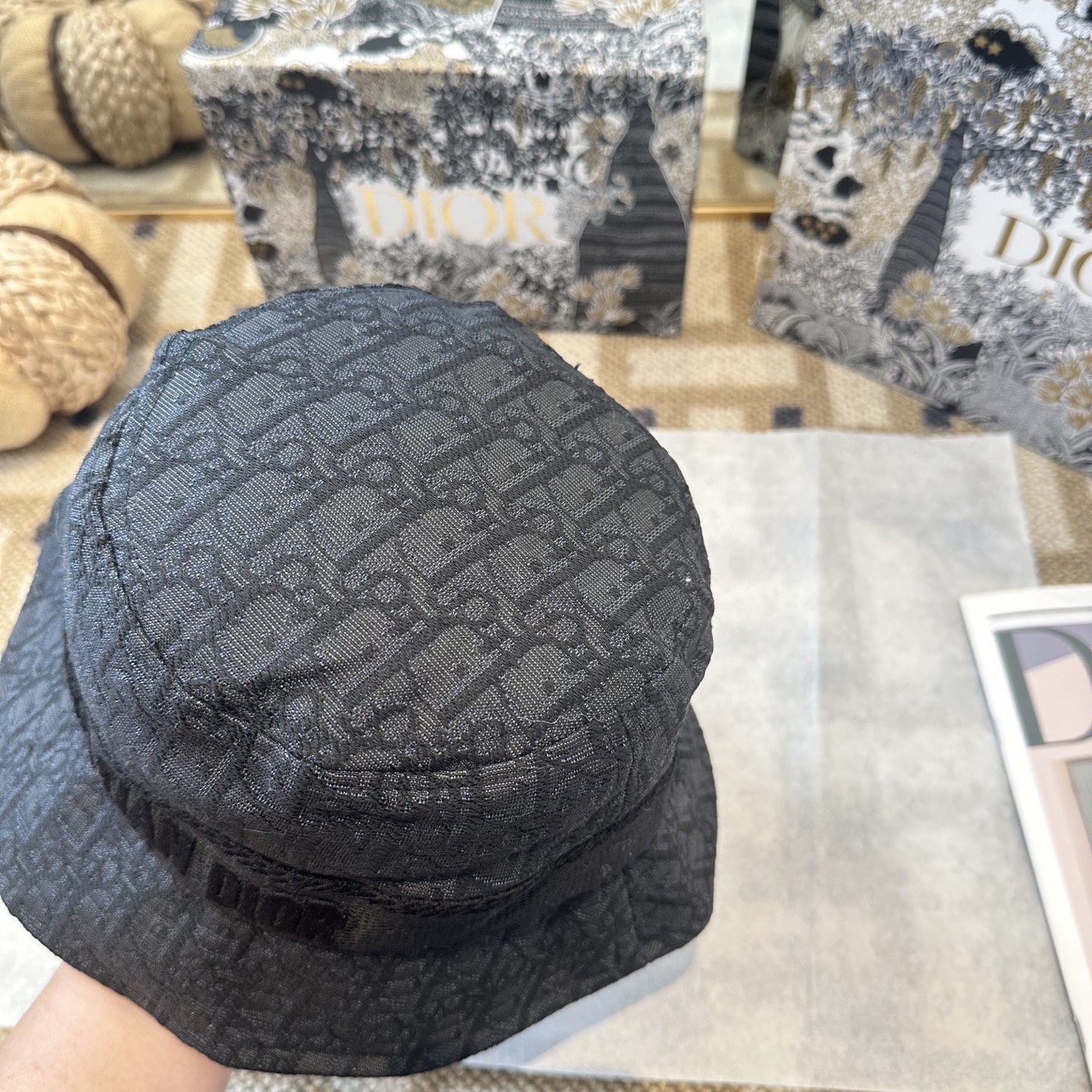 迪奥Dior 官网最新双面刺绣迪奥logo渔夫帽，防晒指数超高，特别显脸小，有型不软塌，可随意折叠，携带