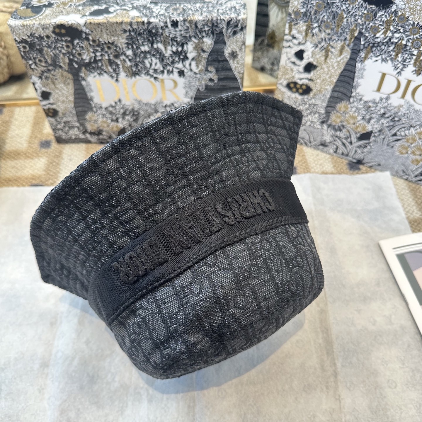 迪奥Dior 官网最新双面刺绣迪奥logo渔夫帽，防晒指数超高，特别显脸小，有型不软塌，可随意折叠，携带